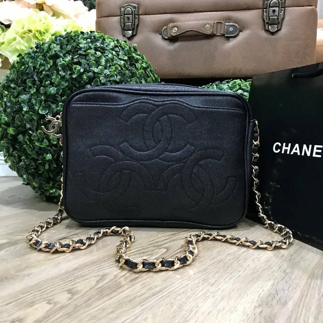 CHANEL chain caviar crossbody bag / Chanel Shoulder Bag With Chain กระเป๋าสะพายข้าง วัสดุหนังลายคาเวียร์ อะไหล่ทอง ด้านหน้ามี 1 ช่องโล่งใส่ Ipad ได้ ด้านหน้าเย็บโลโก้แบรนด์ สวยหรูมากๆ ค่ะ