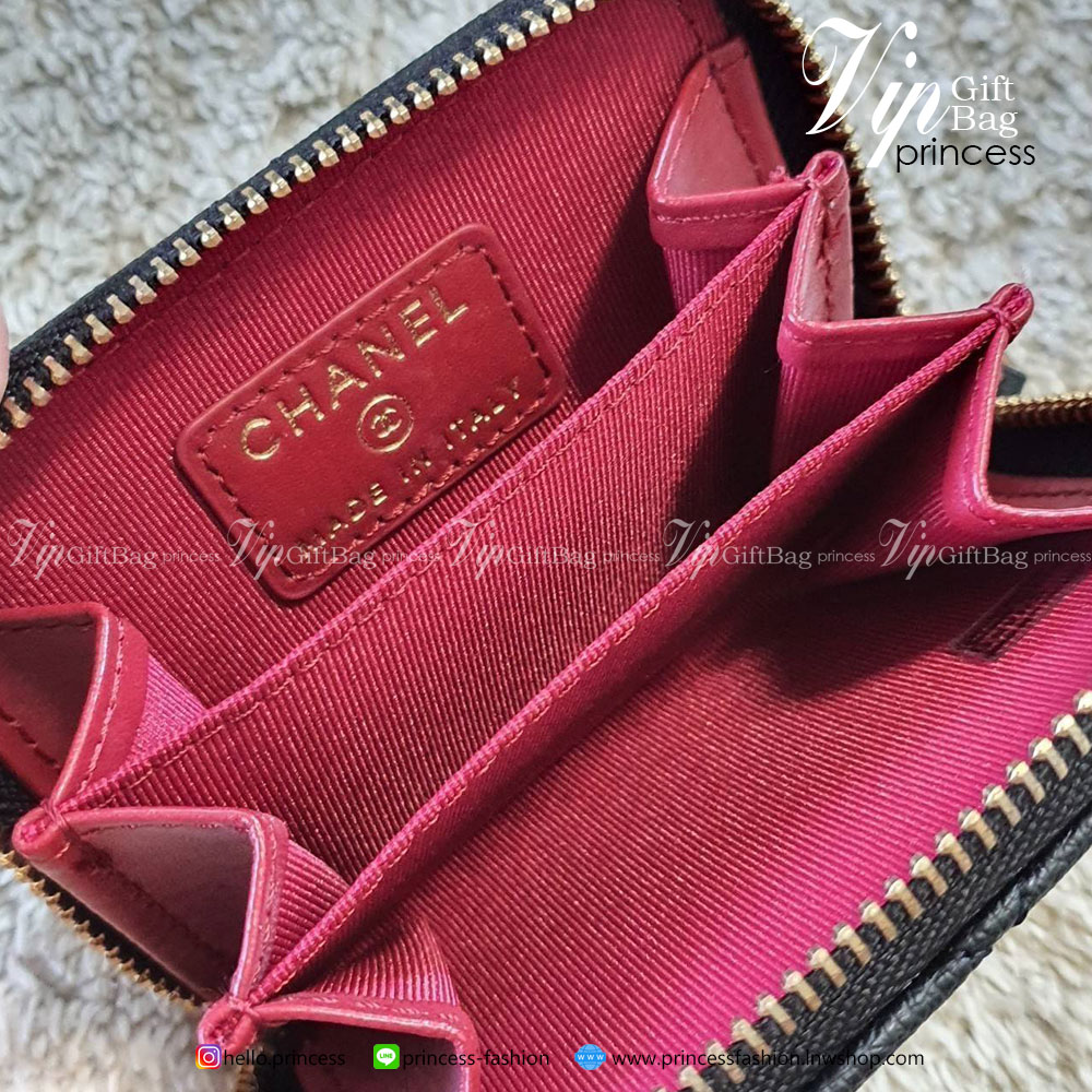 พร้อมส่งที่ไทยแล้วค่ะ♡♡ กับ กระเป๋าสตางค์ใบสั้น แนะนำรุ่นนี้คะ งานพรีเมี่ยมกิ้ฟท์จากเค้าเตอร์ต่างประเทศ **ทรงมินิน่ารักกก หนังสัมผัสลายด้าน จากแบรนด์ CHANEL (GWP) ด้านหน้ามีโลโก้แบรนด์ CC สีทองหรู **อะไหล่สีทองทั้งใบ เปิดปิดด้วยซิปมีที่จับหน