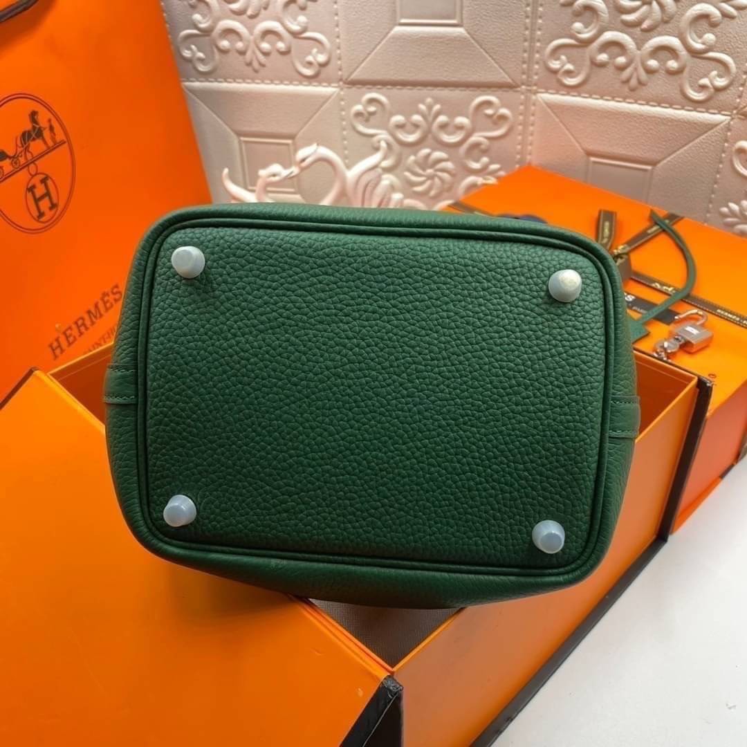 หนังแท้ Hermes Picotin Lock 18 bag กระเป๋าถือแบรนด์หรูระดับโลก งานเกรดออรินอล หนังแท้ทั้งใบ หนังมีลายทอริลลอนคล้ายของจริง มาพร้อมตัวล็อคเคลลี่ Kelly lock รูปทรงเรียบแต่หรู ใช้งานได้ทุกโอกาส ถือง่าย ใช้งานง่าย ภายในโล่งกว้าง ภาพสินค้าถ่ายจากงานขายจริง ใช้ง