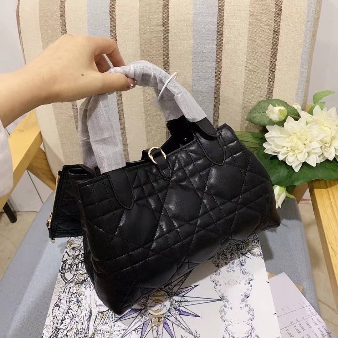 Small Dior Toujours Bag กระเป๋าสะพายทรงโท้ท พร้อมใบลูกเข้าเซ็ท ดีไซส์เรียบหรูทันสมัย ภายในโล่งกว้างมาก จุของได้เต็มที่ รูปทรงคลาสสิค หนังสวย หรูหราเกินเบอร์