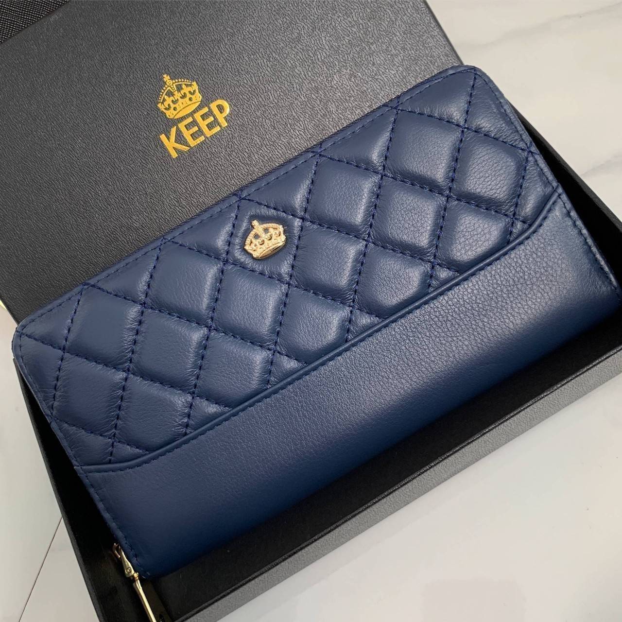 กระเป๋าสตางค์ Size ยาว ซิปรอบ สวยรับเงินมากใบนี้ คอนเฟิร์ม 💵💵 ใครกำลังหากระเป๋า size ห้ามพลาดนะคะ หนังสวยจริงๆ หนังวัวแท้ ตีตาราง นิ่ม ฟู ใช้หนังเกรดดีที่สุด สวยมาก KEEP • Super Rich ( Long )• กระเป๋า สตางค์ขนาดยาว ซิปรอบ ภายใน จุของคุ้ม ใ