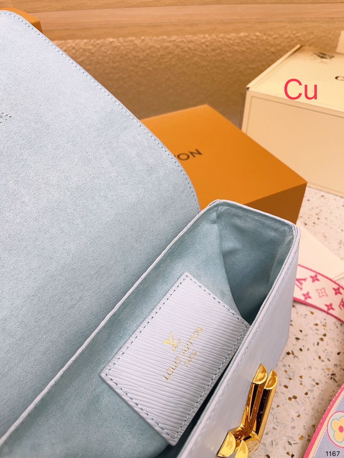 LV TWIST MM Epi BAG 9" น้องคนสวยรุ่นหายาก ที่สุดของความสวยหรูคลาสสิค กระเป๋าสะพายที่มีลูกเล่น เพิ่มดีเทลให้น่าใช้งาน วัสดุหนัง epi สวยคม ทนทาน ลวดลายเส้นไม้ แบบไม่มีใครซ้ำ