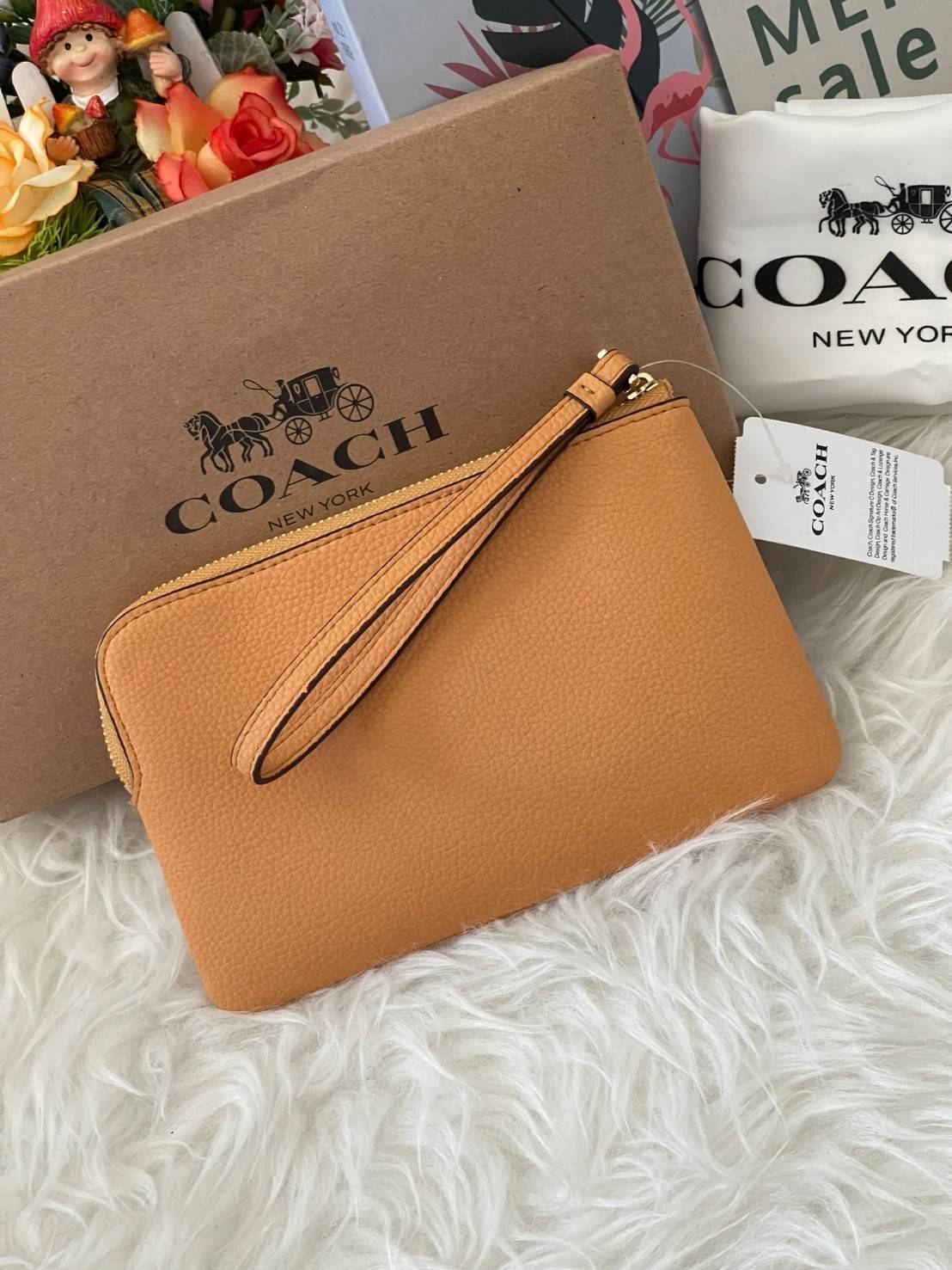 Coach & Disney Corner Zip Wristlet เปิดตัวคอลเลคชั่นเมื่อความดาร์กและโรแมนติกโคจรมาพบกัน เมื่อแบรนด์เครื่องหนังสัญชาติอเมริกัน Coach ร่วมมือกับ Disney สร้างสรรค์คอลเล็กชั่นพิเศษที่ได้รับแรงบันดาลใจมาจากเทพนิยายอเมริกันโกธิกของนิวยอร์ค ถ่ายทอดผ่านเหล่าตัวล