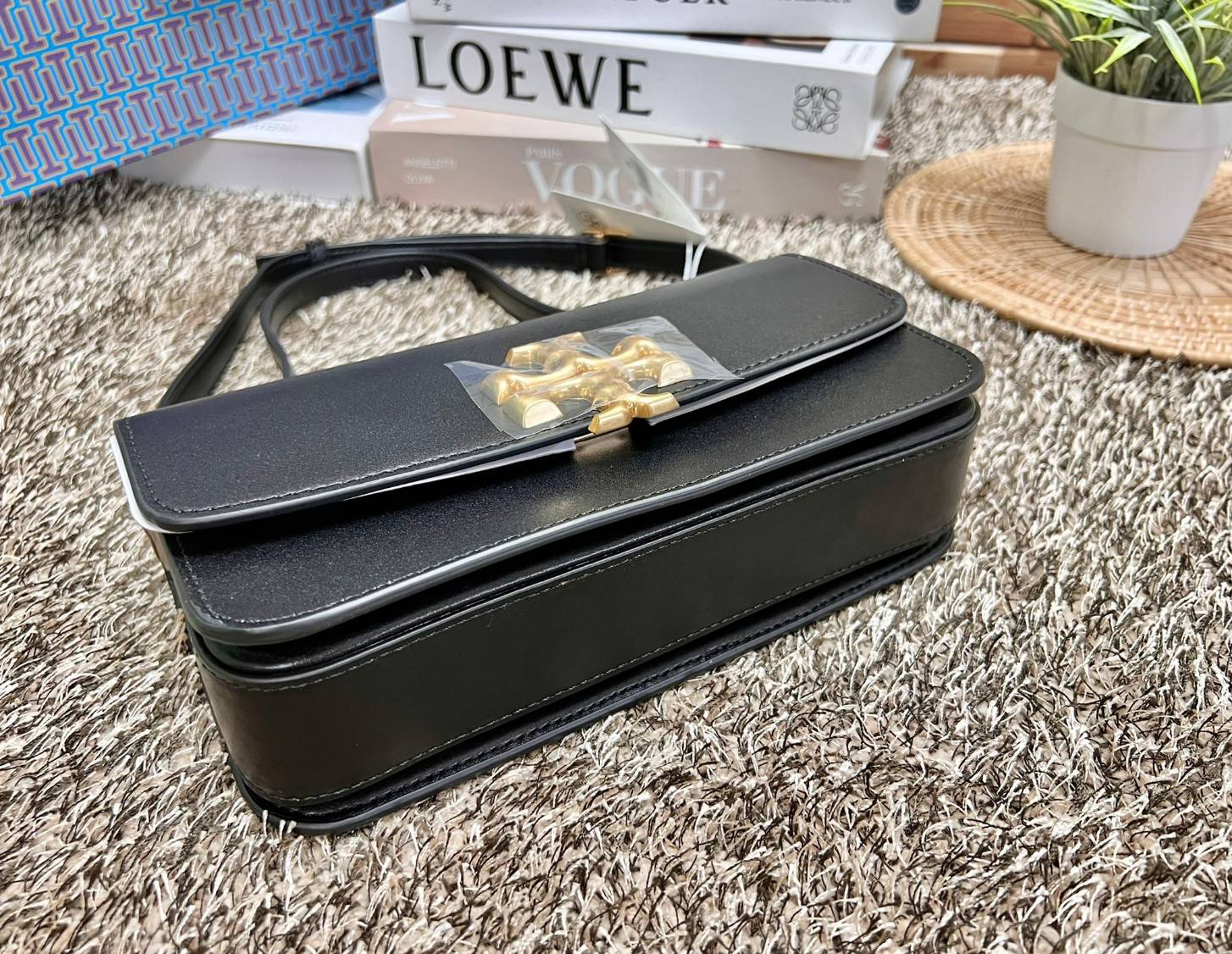 TORY BURCH ELEANOR CONVERTIBLE SHOULDER BAG ((89644)) รุ่นใหม่ สวยตามคนดังเซเลบกันเลยค่า! พร้อมส่ง ห้ามพลาดก่อนหมด ต้องมีติดตัวสักใบค่า กระเป๋าหิ้ว//คล้องไหล่ หรือสะพายข้างได้ หนังแท้เรียบ ผิวลื่น หรูมากๆสำหรับรุ่นนี้ เปิด-ปิดกระเป๋าแบบแม่เหล็กโลโก้แบรนด์