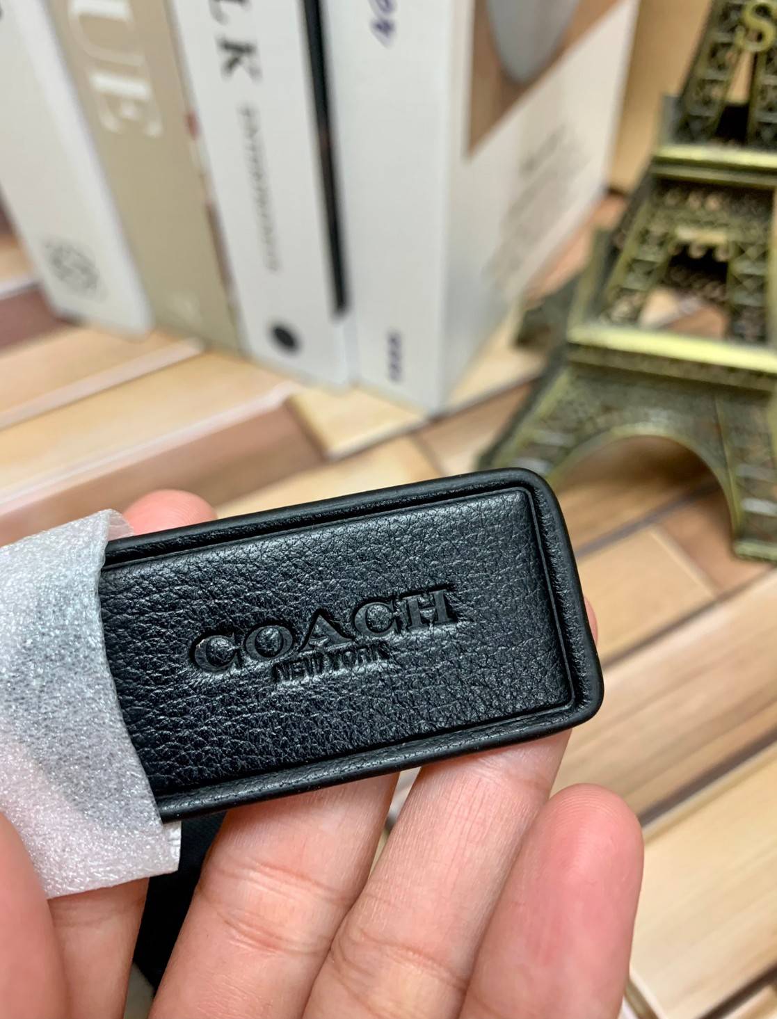 ลุคคือดูดีมากๆ ต้อนรับปีใหม่นี้กันค่า😘 COACH TRACK CROSSBODY ((2715)) เข้าใหม่อีกหนึ่งสี พร้อมส่งที่ไทย ใหม่ล่าสุดค่ะ! กระเป๋าสะพายครอสบอดี้ร์หรือสะพายข้าง หนังแท้ชั้นดีที่สุด หนังนิ่มเรียบสวยมากๆค่ะ ด้านหน้าเย็บป้ายหนังโลโก้แบรนด์ เปิดปิดกระเป๋าแ