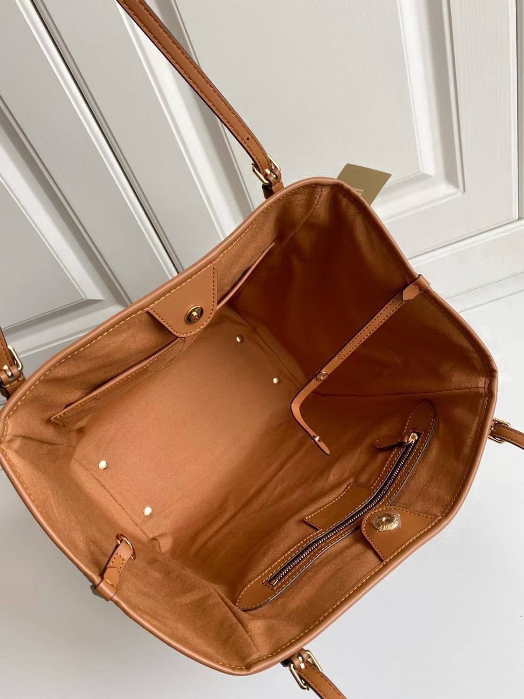 BURBERRY TOTE VINTAGE BAG VIP GIFT WITH PURCHASE (GWP) พรีเมี่ยมกิ๊ฟ Limited Edition จากBURBERRY วัสดุหนังCANVASสลับหนัง เปิดปิดด้วยกระดุมแม่เหล็ก ภายในมีช่องใส่ของโล่งกว้าง