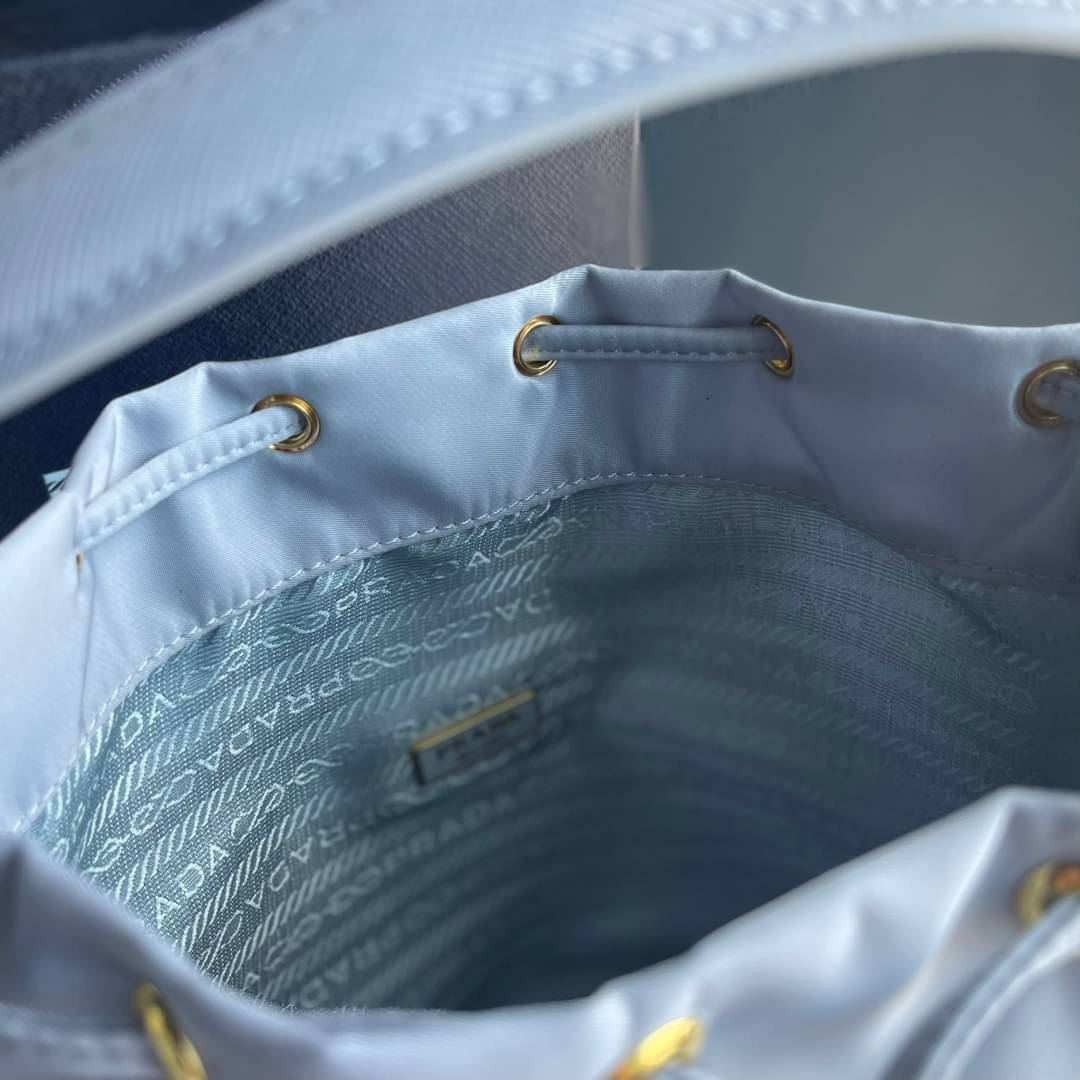 Prada Duet Re-Nylon Bucket shoulder bag / Prada Nylon bucket bag Pastel เกรดใช้สลับใบจริง ออริจินอล ใช้งานต่างประเทศได้ น้องสาวสุดสวยมาให้จับจองอีกหนึ่ง สีพาสเทลน่ารักละมุนมากๆ ค่ะ กระเป๋าสะพายข้าง ทรงขนมจีบ ไซส์มินิ ขนาดน่ารักน่าใช้มาก วัสดุขอบหนังแท้ แล