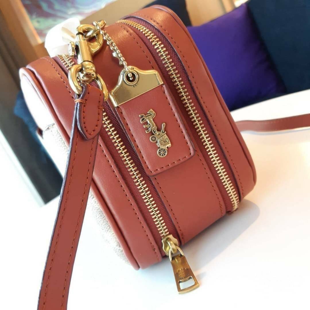 COACH 703 RILEY LUNCHBOX BAG IN SIGNATURE CANVAS กระเป๋า crossbody ทรงกล่องอยู่ทรง ดูแพง วัสดุหนังแคนวาสเคลือบลาย ตัดด้วยอะไหล่ทองเหลือง สวยเข้ากันสุดๆ!! มีช่องหลัก 2 ฝั่ง เปิด-ปิดด้วยซิป ใบนี้สะพายแล้วโดดเด่น ถ่ายรูปขึ้นกล้องแน่นอนจ้า Best item!!