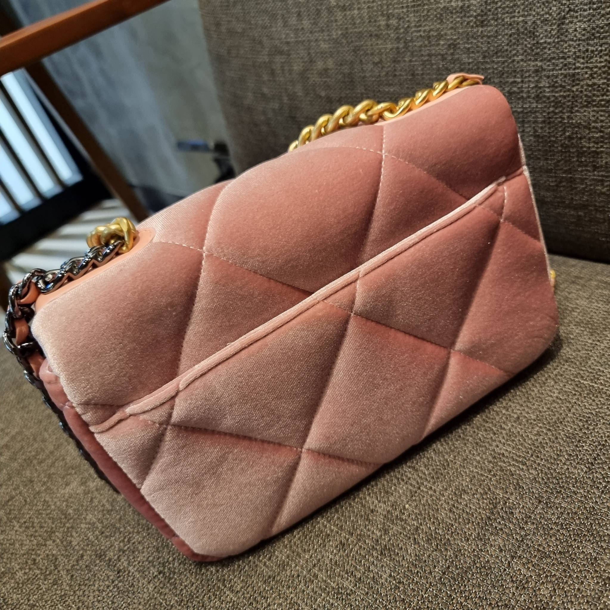 ไม่มองไม่เหลียวไม่ได้แล้ว!! ความหรูที่โดดเด่นจากผ้ากำมะหยี่ สร้างดีเทลผู้ดี ลูกคุณมากๆ Chanel vip boutique กระเป๋าสะพายจาก duty free ในราคาสุดประหยัด!! ดีไซน์เลิศ ตกแต่งด้วยโซ่ทูโทน ลงตัวแบบไม่มีที่ติ เปิด-ปิดด้วยตัวบิดล็อค ภายในโล่งกว้าง ใส่กระเป๋าสตางค์