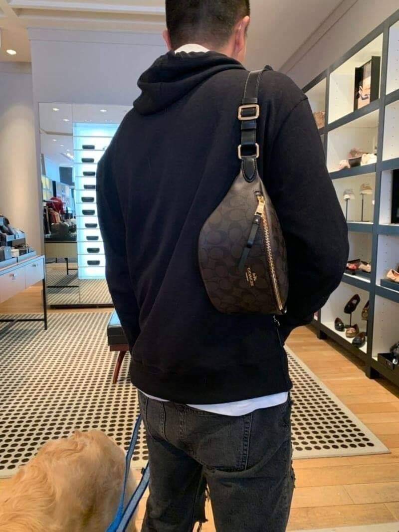 COACH F48740 BELT BAG IN SIGNATURE CANVAS กระเป๋าคาดอกทรง Unisex ที่ขายดีถล่มทลาย!! ขายได้ตลอดปี!! สวยเท่ทุกสี วัสดุหนังแคนวาสเคลือบคุณภาพดี ทนทาน ใช้งานง่าย ภายในเป็นช่องโล่ง เหมาะสำหรับคนที่ชอบพกอะไรง่ายๆ รับรองตอบโจทย์น้า