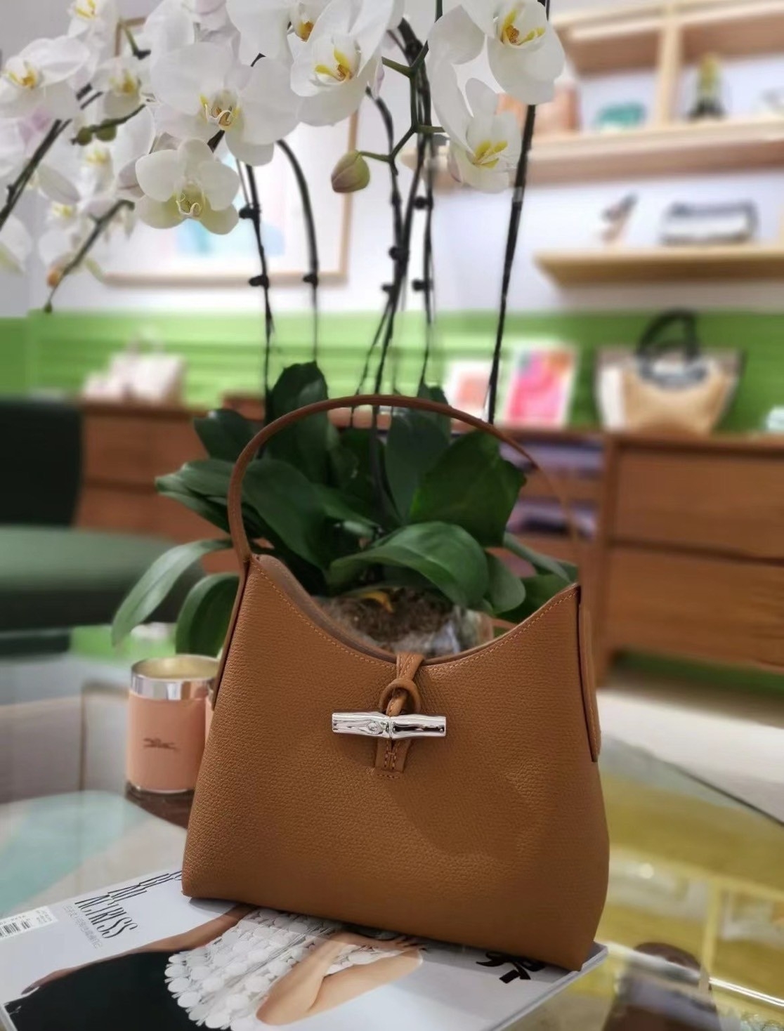 LONGCHAMP ROSEAU Hobo bag กระเป๋าสะพายไหล่ขนาดเล็ก วัสดุหนังวัว อะไหล่เงิน เป็นการผสมผสานสไตล์ที่เรียบง่าย Roseau อันเป็นสัญลักษณ์ใหม่ทั้งหมด เรียบง่าย สะดวกใช้ ประดับด้วยเข็มกลัดไม้ไผ่อันเป็นสัญลักษณ์ของแบรนด์ เรียบหรู แต่ดูดี ในแบบฉบับของ Longchamp ห้าม