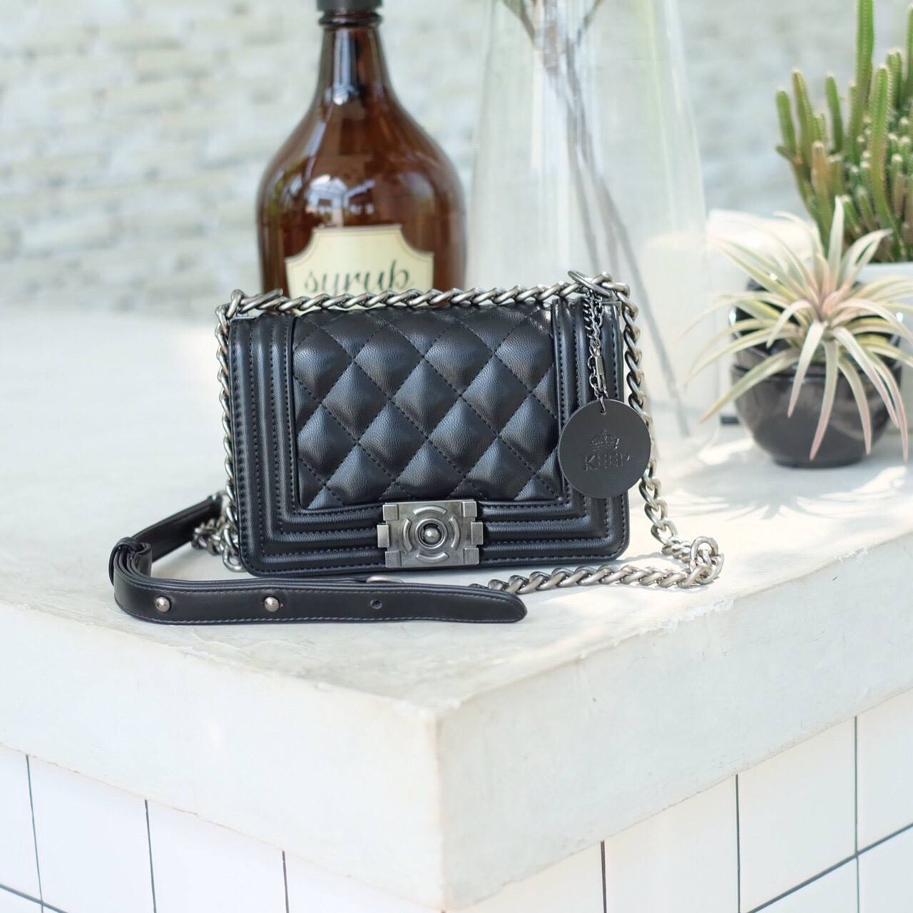 รุ่นขายดีมาเพิ่มแล้วค่า KEEP Quited Boy Bag *** คอลเลคชั่นใหม่หนัง Microfiber สวย ทนขึ้นกว่าเดิม สายโซ่ทำจาก Metal premiers เบาและไม่เป็นคราบเวลาสะพาย สวยกว่าเดิม ใครชอบทรงนี้ห้ามพลาดเลยนะคะ 🤩 กระเป๋า ทรง boy style KEEP LOOK Cool มากๆ เลยน๊าใบนี้ 