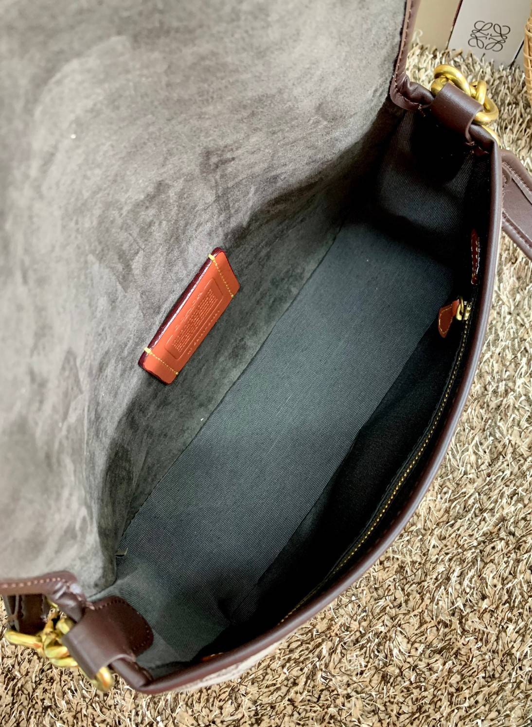 สวย คลาสสิคมากๆจ้าา COACH SOFT TABBY EUROPEAN CLASSIC UPGRADE PORTABLE BAG((C4821)) พร้อมส่งทันทีค่ะ สินค้าออกใหม่!! กระเป๋าหิ้ว//สะพายข้างได้ สุดคุ้ม! วัสดุ jacquard+หนังแท้ ได้สวยงาม คลาสสิคมากๆค่ะ น้ำหนักเบา เปิดปิดแบบกระดุมแม่เหล็กเป็นอะไหล่โลโก้แบรนด