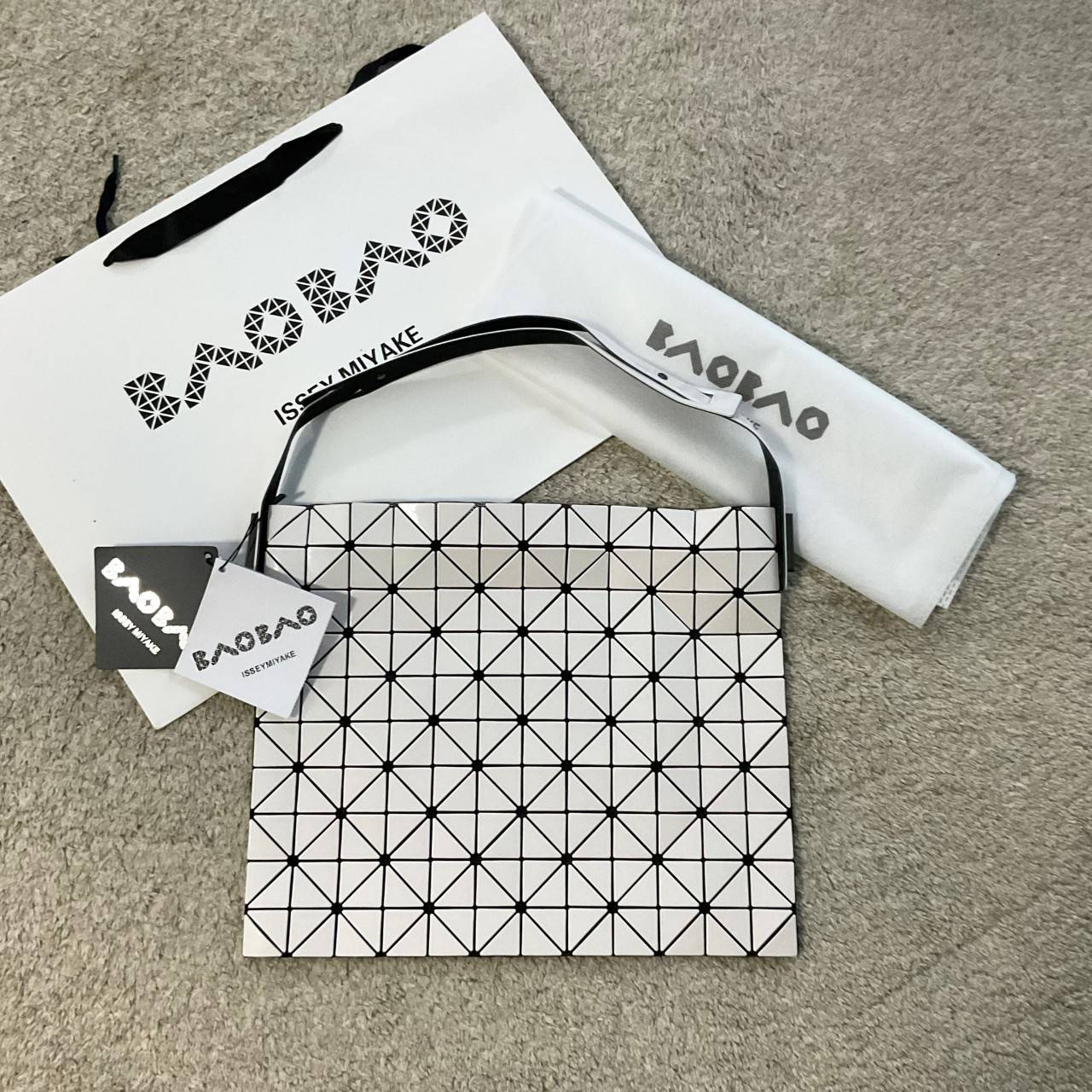 รุ่นใหม่ล่าสุด! พร้อมส่งที่ไทย! BAO BAO ISSEY MIYAKE BAGUETTE HANDBAG (LARGE) กระเป๋าสะพายไหล่จากทรงสวย วัสดุ 100% POLYVINYL CHLORIDE ด้านในใส่ของได้กำลังดีเลย ใส่ไอแพดมินิ กระเป๋าสตางค์ยาวได้ สมุดโน้ตได้สบายเลย วัยทำงานหรือวัยนักศึกษา อย่างน้อยต้องมีแบรน