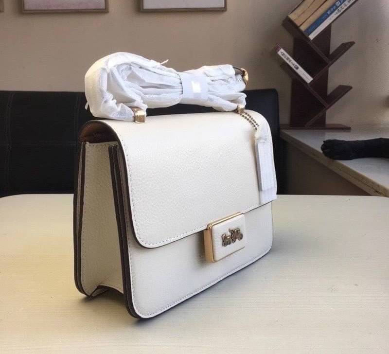 COACH ALIE SHOULDER BAG ((4615)) กระเป๋าสะพายข้างหรือสามารถทบสายกันเพื่อคล้องไหล่ได้ค่ะ วัสดุหนังแท้ หนังนิ่มสวยงามมากๆค่ะ ด้านหน้าเป็นแผ่นโลหะแบรนด์ดูหรูทีเดียว เปิดปิดกระเป๋าแบบกดล็อค ภายในแบ่งช่องหลักหนึ่งช่องค่อนข้างกว้างใส่มือถือได้ทุกรุ่น;กระเป๋าเงิ