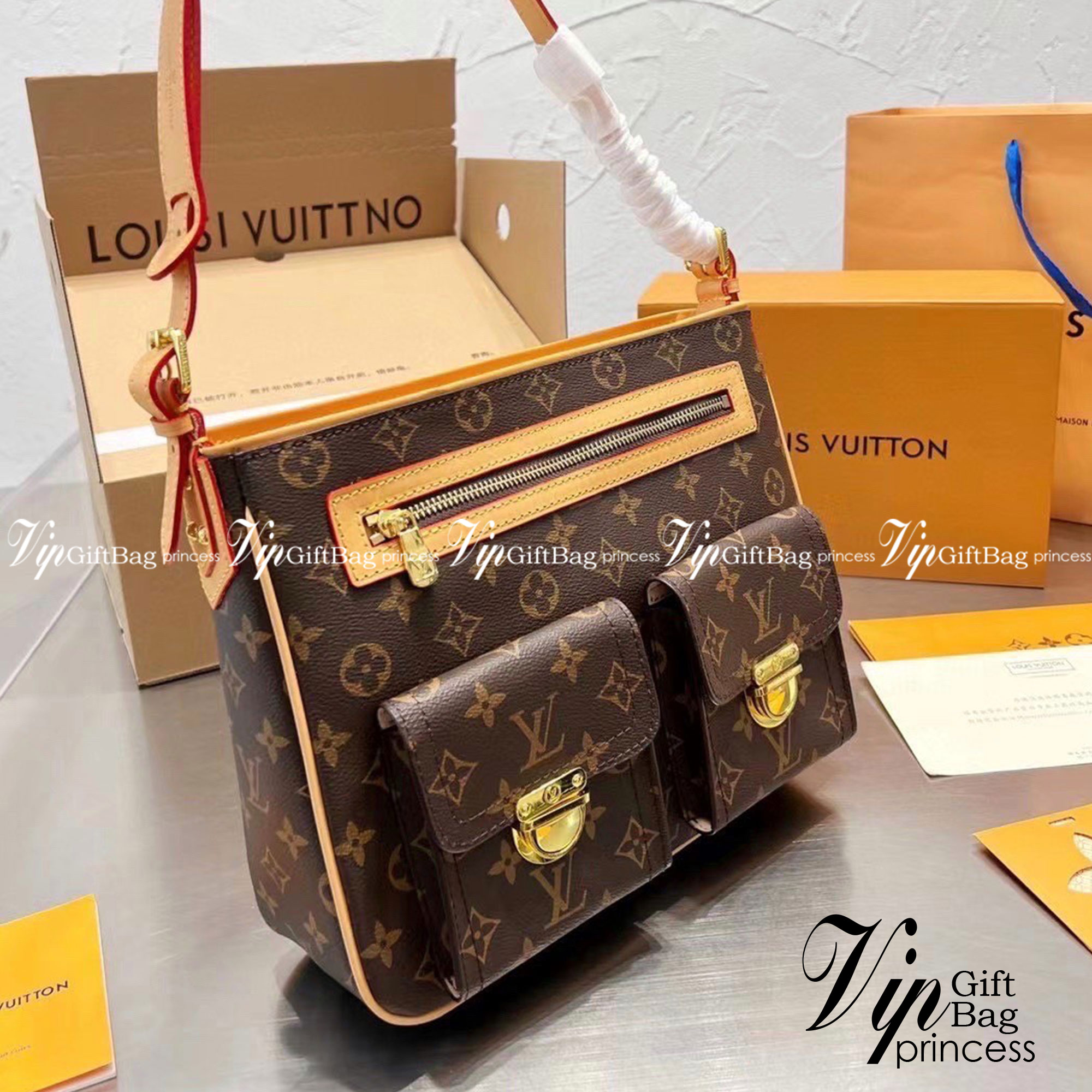 LV Hudson GM Monogram กระเป๋าสะพายสุดเท่ห์ไม่ซ้ำใคร Unisex ขนาดกำลังดี รูปทรงสวย ด้านหน้าโดดเด่นด้วยสกรีนโลโก้แบรนด์ วัสดุแคนวาส ผสมหนังแท้ ด้านในโล่งกว้าง มีช่องแยกย่อยไว้เก็บของสำคัญได้อย่างเป็นสัดส่วน จุของได้เยอะ พร้อมสายสะพาย ปรับระดับได้ตามการใช้งาน