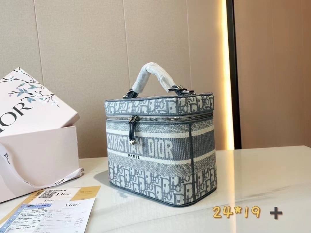 DIOR TRAVEL VANITY CASE Oblique Embroidery กระเป๋าใส่เครื่องสำอางค์ สวยคลาสสิคขนาดกำลังดี พกพาสะดวก ใช้งานง่ายสุดๆ วัสดุงานทอละเอียดคุณภาพดี ภายในเป็นช่องโล่ง ใบจริงงานสวยเกินเบอร์!! สวยงามเกินราคา ไม่ผิดหวังจ้า