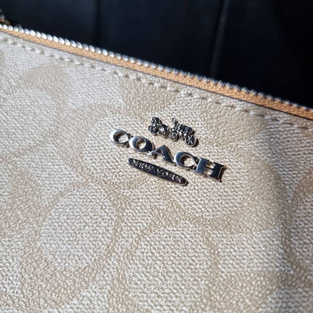 COACH F58321 TOP HANDLE POUCH อีกรุ่นฆ่าไม่ตาย!! 😎 ขายดีขายหมด ขายรวยขายปังๆ!! กระเป๋าพอชจากโค้ช ทรงใช้งานง่าย สะดวก กะทัดรัด วัสดุหนังแคนวาสเคลือบคุณภาพดี มาพร้อมสายคล้องในตัว และสายสะพาย crossbody ปรับเปลี่ยนได้ตามสไตล์ อีกหนึ่งไอเท็มที่สาวๆต้อง