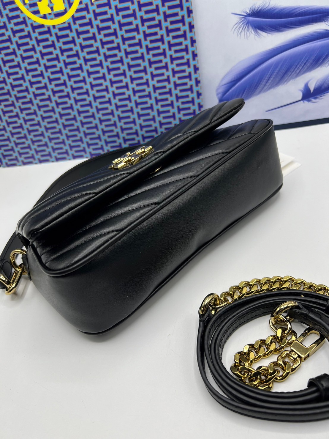 Tory Burch Kira Chevron Flap Small Shoulder Bag กระเป๋าสะพายดีไซน์รูปทรงคลาสสิค ดูผู้ดีหรูหรา เกรดออริ สลับแท้ 1:1 ใช้งานต่างประเทศได้