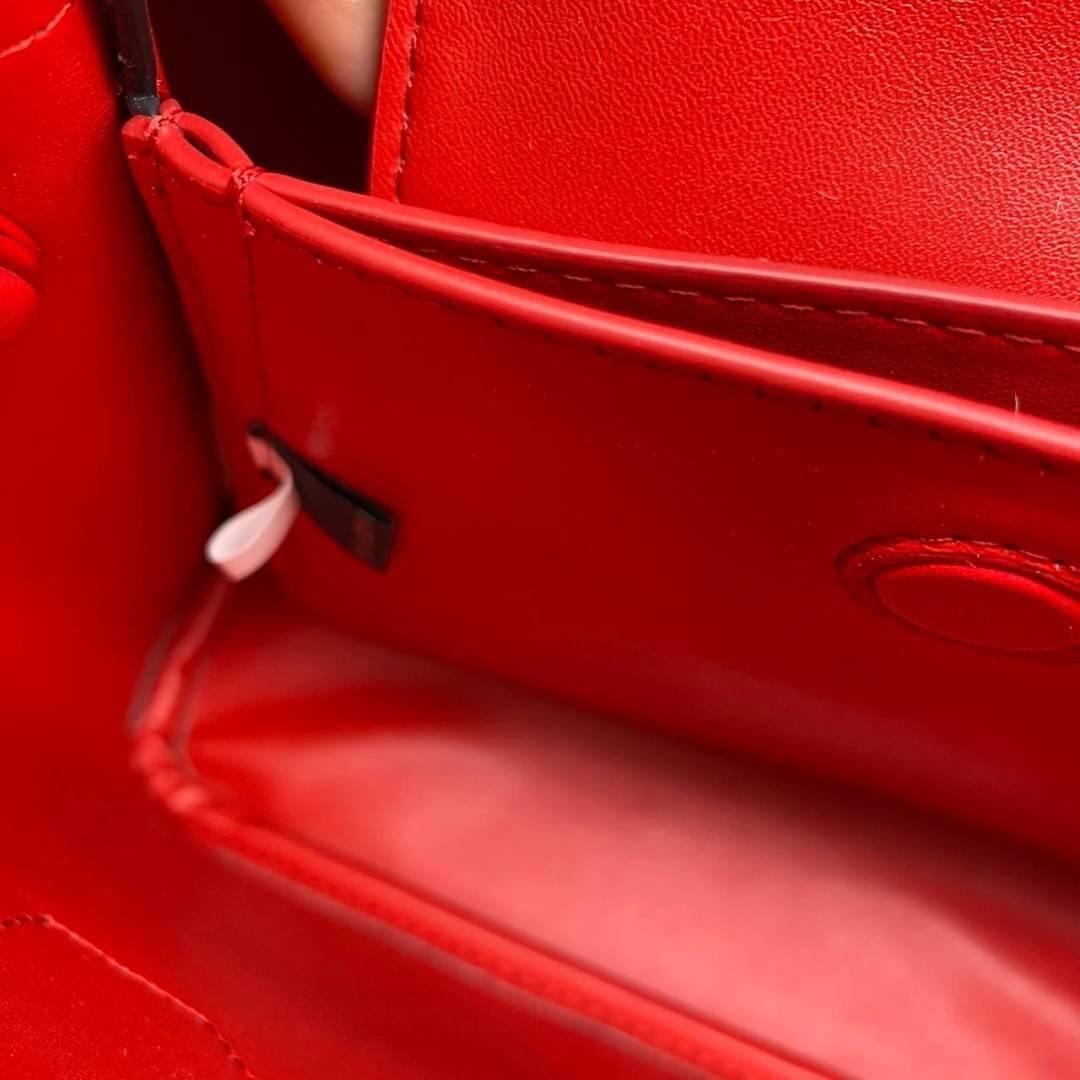 25cm Prada Small Saffiano Leather Double Bag / Prada Double Bag กระเป๋าสะพายพราด้า อีกหนึ่งรุ่นฮิต ให้พื้นที่จุของกว้างขวาง เป็น Tote Bag ใช้งานง่าย ได้ทุกที่ ทุกโอกาส ด้วยขนาดของกระเป๋าที่สามารถจุของได้หลากหลาย เป็นอีกรุ่นที่เหมาะสมสำหรับการเป็น Everyday