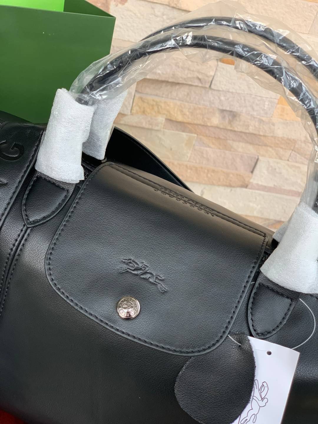 Longchamp LE PLIAGE CUIR TOP HANDLE BAG S เรียกว่าเป็นกระเป๋าอีกหนึ่งรุ่นที่ไม่ว่ายังไงก็ฮอตฮิตและติดเทรนด์ตลอดไม่เคยเปลี่ยนกับ ทรง Le Pliage Cuir หนึ่งในตระกูลกระเป๋าสุดไอคอนิกจากแบรนด์ เมื่อรุ่น Le Pliage Cuir ในรูปแบบของหนังแกะ Metis ได้ถือกำเนิดขึ้นใน