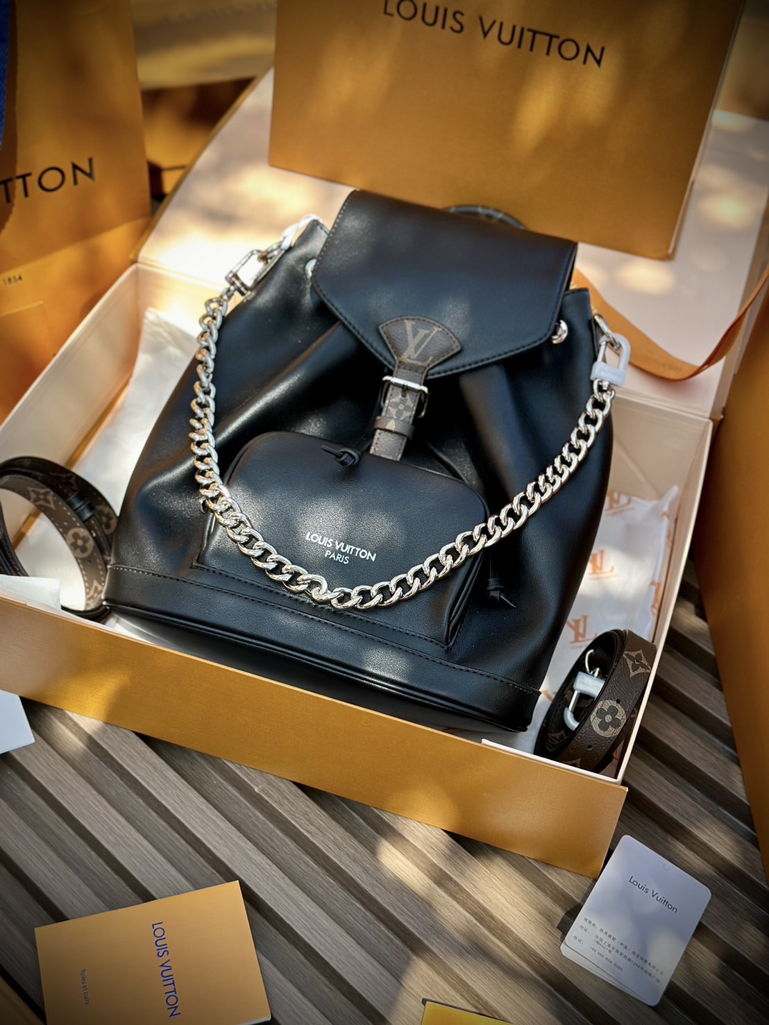 LV Montsouris Vibe PM Backpack bag กระเป๋าเป้รุ่นใหม่สุดหรู หนังแท้สวยเงางามเป็นเอกลักษณ์ 🤍 สินค้าเกรดออริจินอล ภาพถ่ายจากงานขายจริง ใช้งานต่างประเทศได้