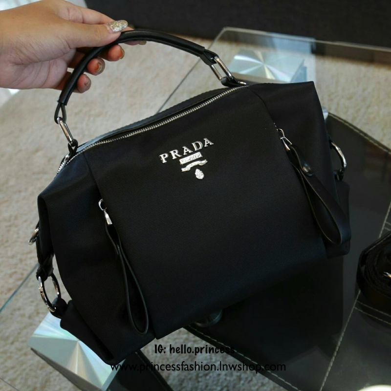 ล็อตราคาดีงาม มาละค้า!!! งานพรีเมี่ยมกิ้ฟ จากเคาเตอร์ต่างประเทศคะ รุ่น Limited edition ค่า ได้ กระเป๋าอเนกประสงค์ ทรง Mini TOTE จากแบรนด์ PRADA มาค่า เป็น กระเป๋าMatte Canvas *ปรับได้สองทรงสวย ใบนี้มีสายยาวให้คะ เลิศมาก สะพายเป็น shoulder bag หรือ ถือได้ค