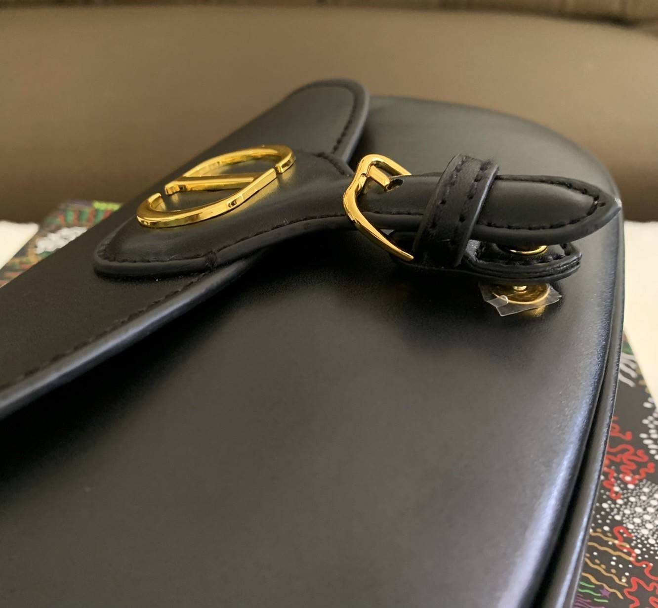 DIOR BOBBY EAST-WEST BAG (GWP) พรีเมี่ยมกิ้ฟ Limited Edition กระเป๋าสะพายขนาดกระทัดรัด น่ารักมากมาย วัสดุหนังแท้ (Calfskin) อะไหล่ทอง ตกแต่งด้านหน้ากระเป๋าแบบหัวเข็มขัด ประดับโลโก้ CD ด้านหลังสกรีนตัวอักษร "30 MONTAIGNE" มีช่องสำหรับเก็บของหนึ่ง