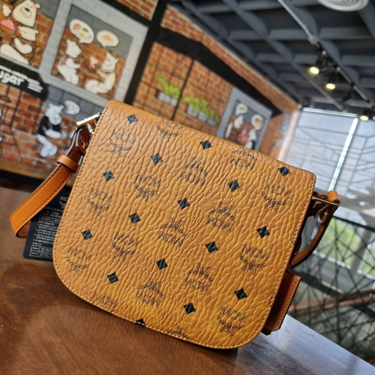 M.C.M PATRICIA SHOULDER BAG IN VISETOS กระเป๋าสะพายไหล่/ข้าง ดีไซน์ได้อย่างมีสไตล์ ดูมีสเน่ห์ด้วยทรงกระเป๋าที่โค้งบริเวณฐาน ให้ความรู้สึกนุ่มนวลมากขึ้น ใบนี้แมทช์ได้กับทุกลุค เท่ๆ casual หรูหรา หวานๆ ก็ทำให้โดดเด่นได้ด้วยไอเท็มนี้ วัสดุหนังแคนวาสคุณภาพดี 