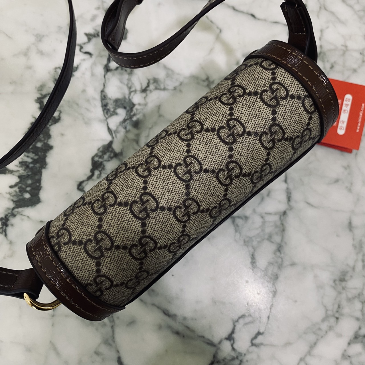 GUCCI Horsebit 1955 Mini Bag กระเป๋าสะพายทรงกล่องสวยอยู่ทรง ใส่โทรศัพท์หรือของใช้เล็กน้อยได้อย่างคล่องตัว แฝงความหรูราคาดีงามจัดมาให้พร้อม box set เป็นใบที่จะหยิบใช้ได้บ่อยๆ ด้วยขนาดกำลังดีใบนี้เอาอยู่เลยค่ะ