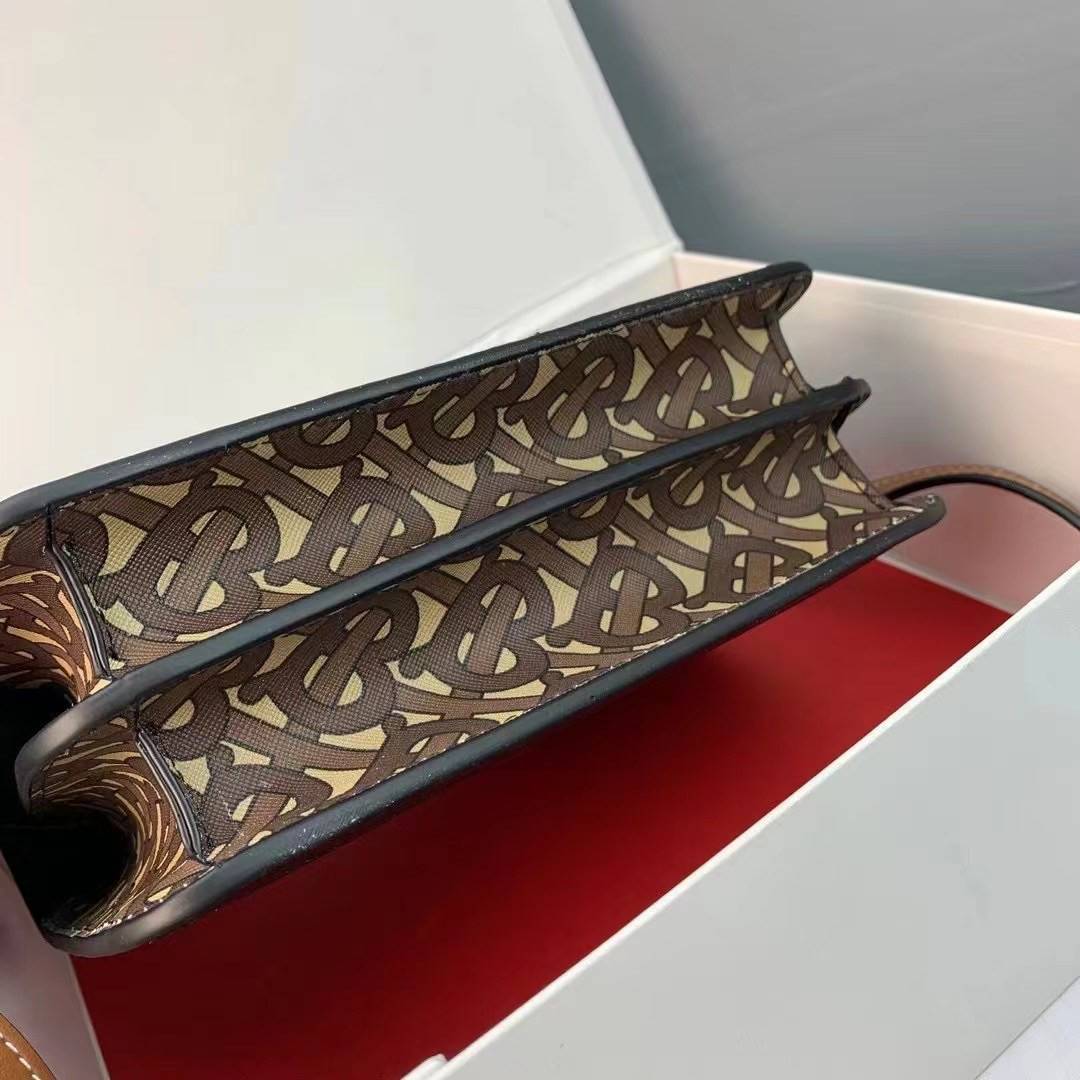 VIP หนังแท้ 】BURBERRY Brown TB-Print Canvas and Leather Crossbody Bag กระเป๋าสะพายวัสดุหนังแท้ ขึ้นลายแบรนด์โมโนเเกรมคอลเลคชั่นใหม่ทรงเหลี่ยมสวยหรูดูดี เปิดปิดด้วยฝาปิดสัญลักษณ์รูปตัวB ภายในมีช่องแบ่งเป็นสัดส่วนสามารถใส่มือถือ iphone เงิน ของจุกจิกได้ หัว