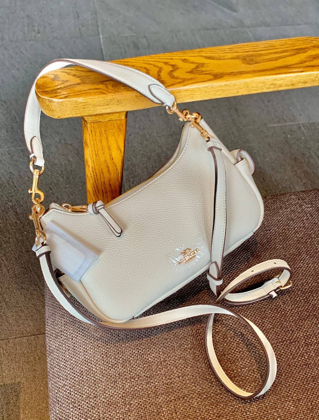 น้องออกใหม่ล่าสุดสวย หักใจไม่ลงเลยค่าา😘 COACH PENNIE SHOULDER BAG ((C7222)) พร้อมส่ง สีใหม่ล่าสุด ยังไม่มีในช๊อปไทยค่าา กระเป๋าหิ้ว//สะพายข้างได้ สุดคุ้ม! หนังแท้ชั้นดี ลายหนังสวย นิ่มมือดีมากๆค่ะ ปากกระเป๋าแบบซิปมีหนังห้อยเพิ่มความเก๋ ภายในกระเป๋