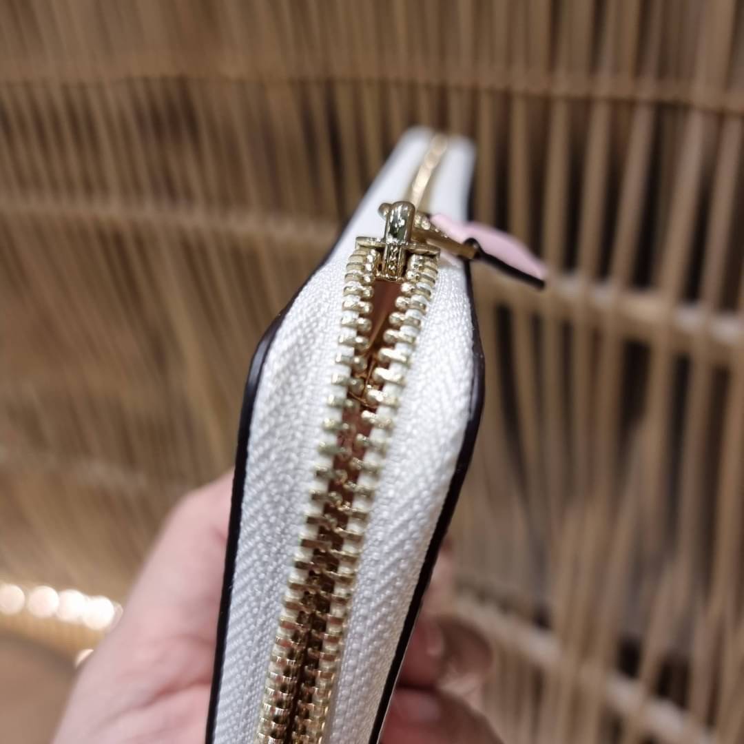 COACH ACCORDION ZIP WALLET IN SIGNATURE CANVAS WITH DAISY BUNDLE / MEADOW PRAIRIE / SPACED WILDFLOWER / DAISY BUNDLE PRINT C0033/F31778/69832 กระเป๋าสตางค์ใบยาว ลวดลายน่ารักน่าใช้มากๆ พื้นเป็นลายซีเอกลักษณ์ วัสดุหนังแคนวาสเคลือบลาย เปิด-ปิดด้วยซิปรอบ ใส่ม