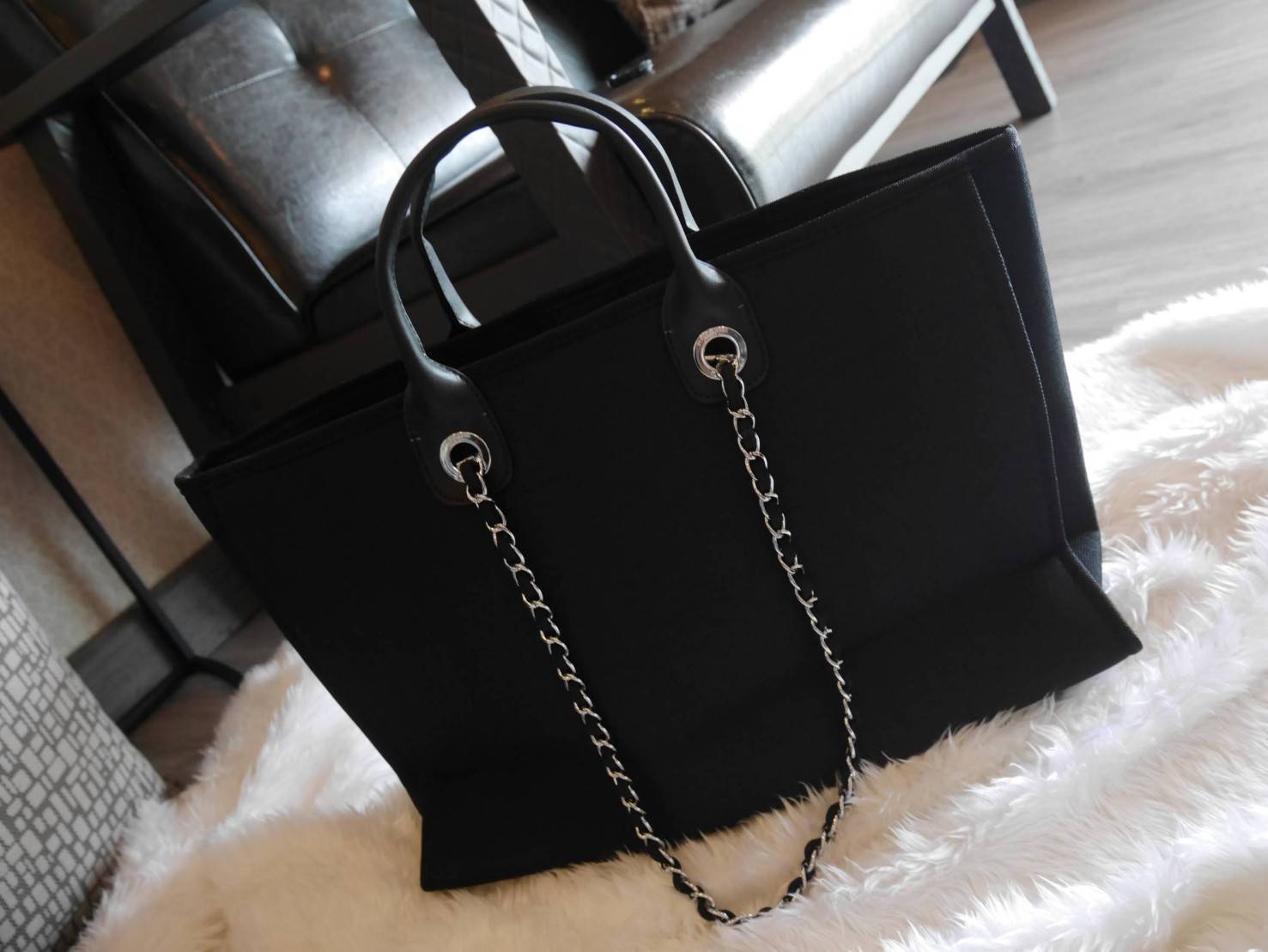 รุ่นที่สาวๆรอคอย Chanel tote canvas bag จากงานพรีเมี่ยม VIP GIFT รุ่นดังเลยค้า Size ใหญ่อลัง บอกเลยว่า **งานดีที่สุด ตัวกระเป๋า กระเป๋าผ้าเป็นผ้า canvas เนื้อดีสมราคา สัมผัส นุ่มลื่นมือมากกกก อะไหล่เงินปั้มแบรนด์แท้ทั้งใบ ด้านหน้าปัก logo แบรนด์สุดหรู จุข
