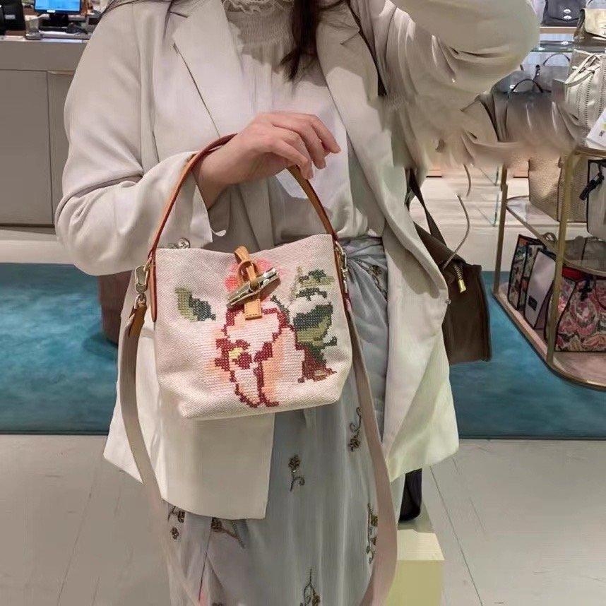 LONGCHAMP ROSEAU ESSENTIAL FLEURS Bucket bag S - กระเป๋าทรงถังขนาดเล็ก วัสดุผ้าฝ้าย ลายปักษ์ดอกกุหลาบ Roseau เป็นคอลเล็คชั่นที่สดใสและเรียบง่าย ซับในสีพื้น อะไหล่สีทอง น้ำหนักเบา จุของได้เยอะ มีสายสะพายไล่ ถอดสายได้ Crossbody ได้