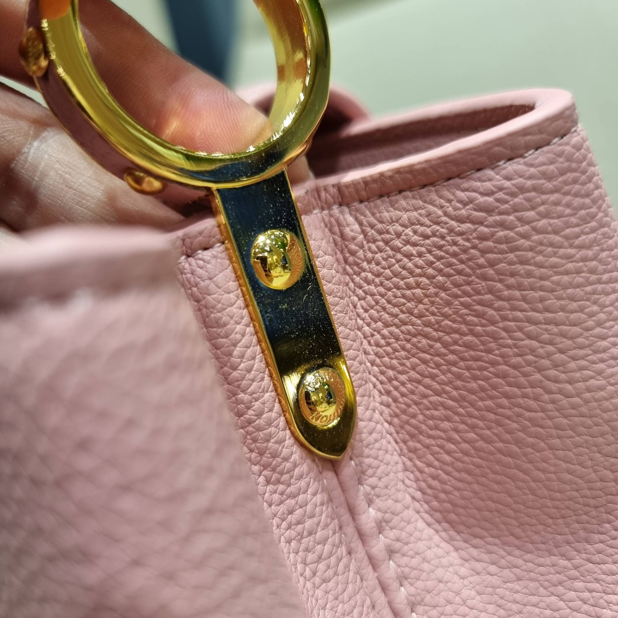 LV capucines top handle ที่สุดของความสวยในราคาเบาๆ กระเป๋าถือสุดหรู ดีไซน์ทรงคลาสสิค พร้อมลวดลายหรูหรา มาพร้อมหูจับในตัว ด้วยรูปทรงวินเทจและวัสดุหนังลูกวัว สัมผัสดี ขับผิว ทำให้ไอเท็มนี้สะกดทุกสายตาจริงๆ และยังมีลูกเล่นที่ฝาปิดกระเป๋า ที่สามารถปิด หรือสอด