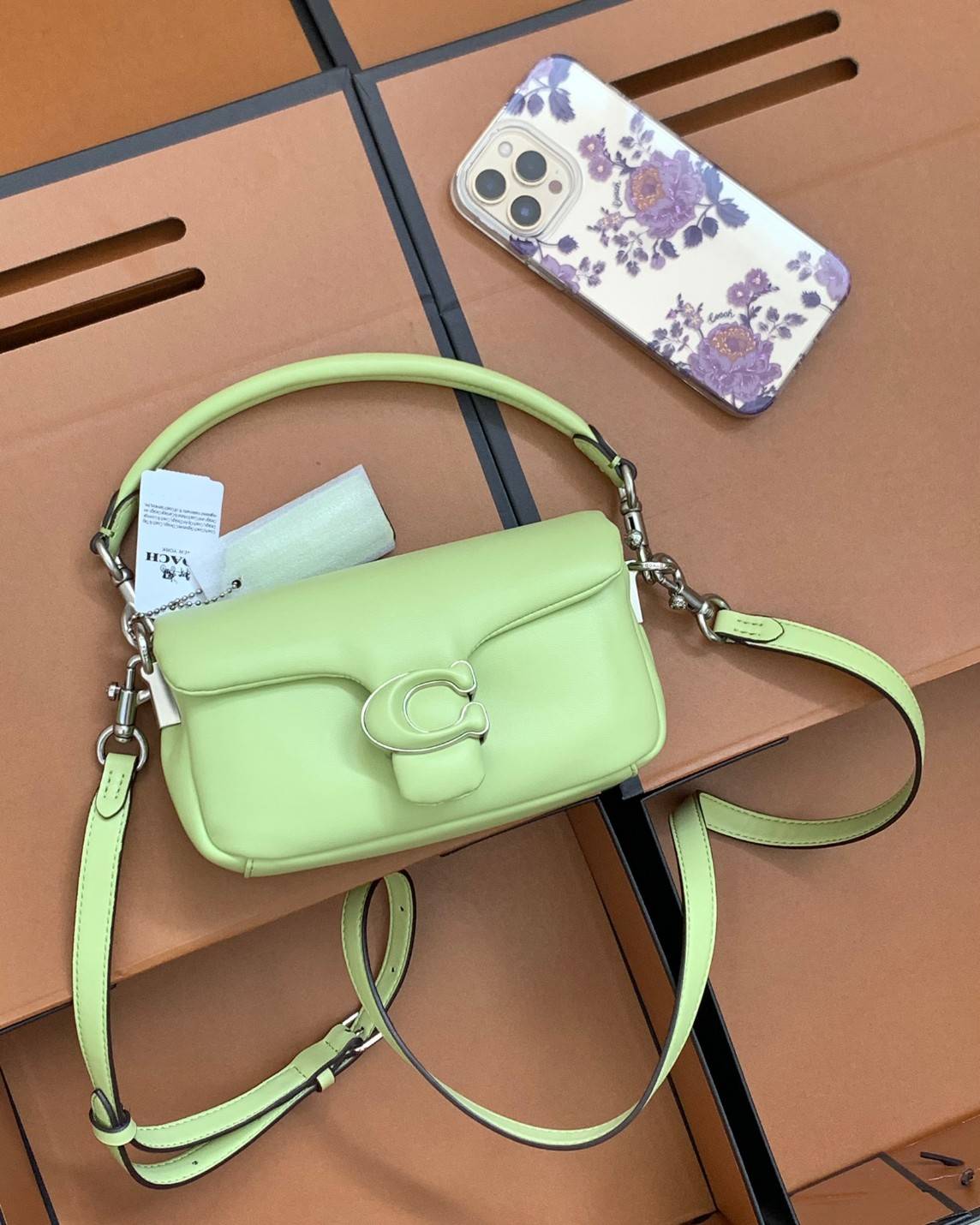 น้องสวยมากก สินค้าจริงสวยกว่าในรูป ไม่จกตาค่ะ! COACH PILLOW TABBY SHOULDER BAG 18 ((C3880)) 📣 พร้อมส่งที่ไทย คุณภาพเกินราคา! กระเป๋าหิ้ว//สะพายแบบครอสบอดี้ร์ 🔺หนัง nappa อย่างดี หนานิ่ม นุ่มมากๆ หลงรักน้องแน่นอน ✔️ใช้โลโก้แบรนด์รุ่น