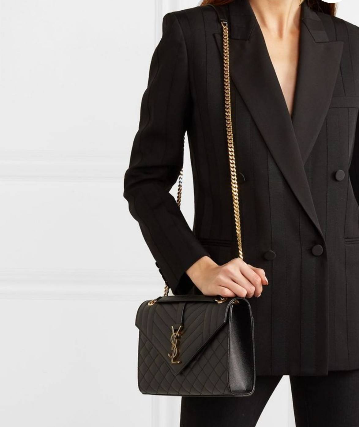 YSL envelope medium in matelassé leather shoulder bag กระเป๋าสะพายไหล่สุดฮอต โทนสีดำขับผิวสวยคลาสสิคตลอดกาล ทรงสวยดีไซน์เรียบหรู ดูติดแกลมสุดๆ โดดเด่นด้วยโลโก้ด้านหน้า เพิ่มดีเทลความผู้ดี