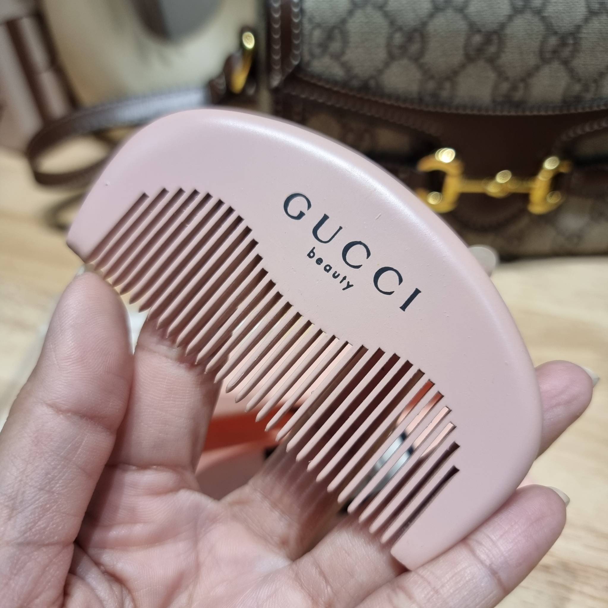 Set 3 ชิ้น Gucci Horsebit 1955 mini bag / Gucci Phone Bag box set ชวนสะสม ใครมองหาของขวัญอยู่ เซ็ทนี้จัดว่าเลิศมาก! กับการจับเอารุ่นยอดฮิต มามิกซ์รวมกับไอเท็มสุดคุ้มของมันต้องมี!! จัดเรียงให้อยู่ในกล่อง box set ลิมิเต็ด ที่มีทั้งแว่นตา gentle monster แบรน