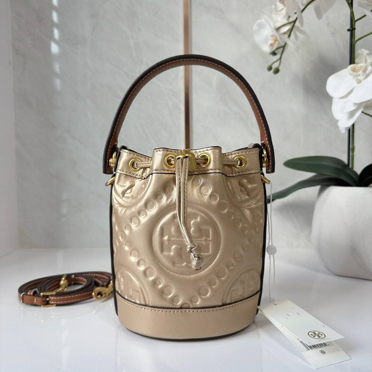 6 สี Tory Burch Puffy Mini / Tory burch T Monogram Puffy Patent Mini Bucket Bag / Tory Bucket Bag กระเป๋าบัคเกต size เล็ก โดดเด่นด้วยโลโก้ตัวนูนปั๊มด้านหน้า