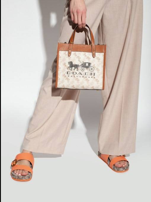 COACH FIELD TOTE 22 WITH HORSE AND CARRIAGE PRINT CARRIAGE BADGE((C8456)) 💫พร้อมส่งที่ไทย ใหม่ล่าสุด คุณภาพเกินเบอร์เลยจ้าา! กระเป๋าทรงTote ไม่ว่าโอกาสไหนๆ คุณสามารถพกพาไปได้ทุกที่ค่ะ หนังแท้อย่างดี! สวย นิ่มมือดีมากค่ะ