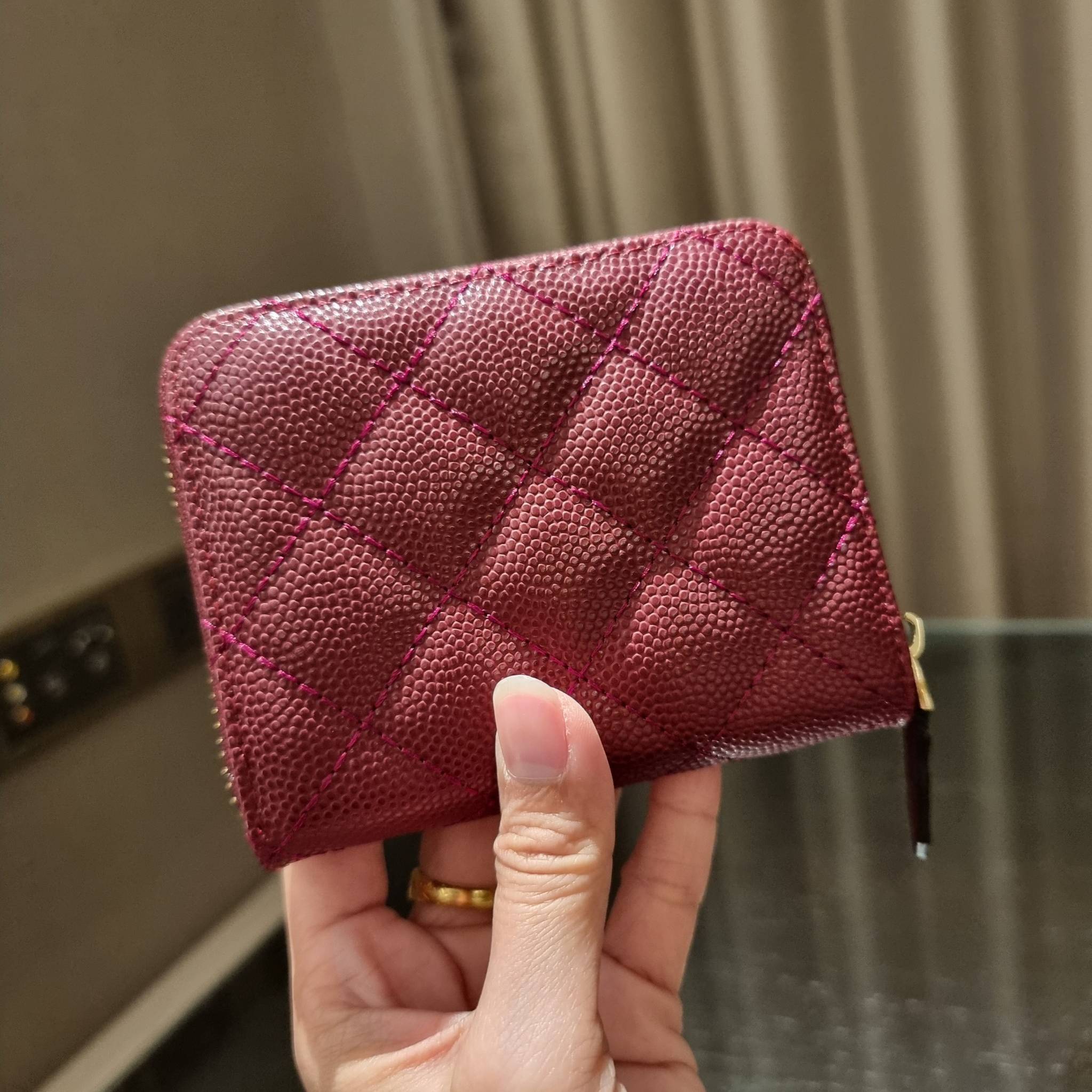 กระเป๋าสตางค์ใบสั้นรุ่นซิปรอบ จาก Chanel เรียบหรู ดูไฮน์ วัสดุหนังสังเคราะห์ลายคาร์เวีย ด้านในเป็นหนังซาฟเฟียโน่ เปิด-ปิดด้วยซิป รูดใช้งานง่าย ภายในกระเป๋ามีช่องใส่บัตร ใส่ธนบัตรได้ (แบบพับ) ดีไซน์เรียบหรูตามสไตล์ ใช้แล้วเฮง ใช้แล้วรวย จัดเลยจ้าา 🥰