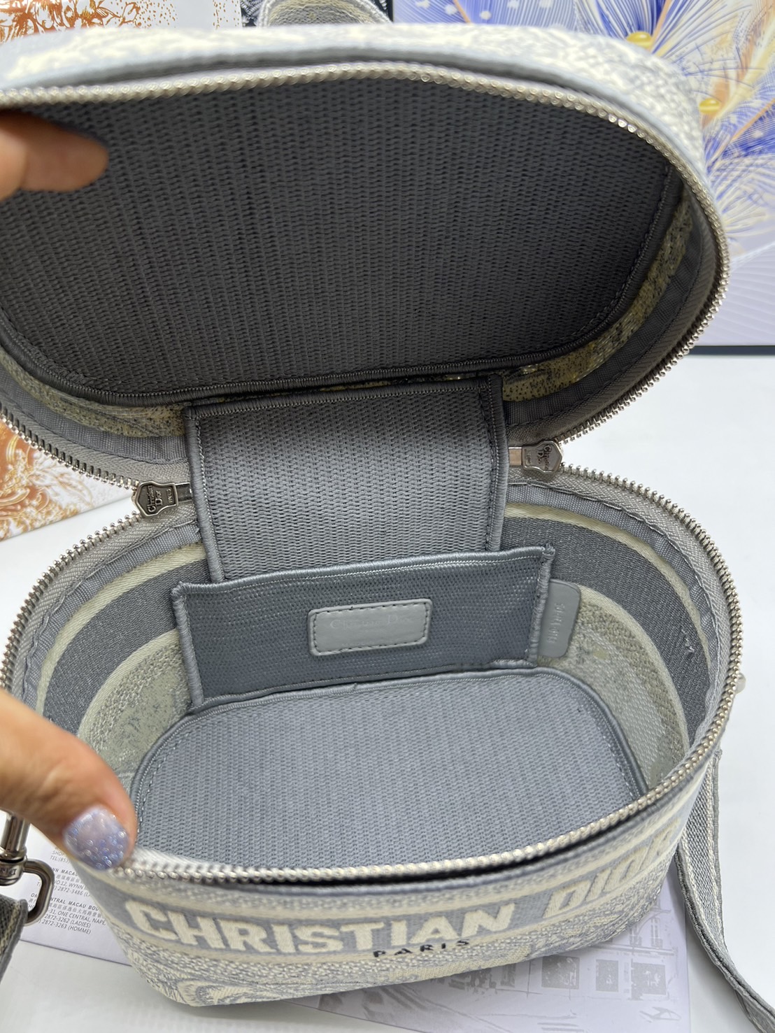 18cm Small DiorTravel Vanity Case กระเป๋าใส่เครื่องสำอาง มาพร้อมกับลวดลาย Oblique ปักอย่างประณีตและประดับด้วยสัญลักษณ์ Christian Dior Paris มาพร้อมสายสะพายและหูจับในตัว ปรับเปลี่ยนใช้งานได้ตามสไตล์