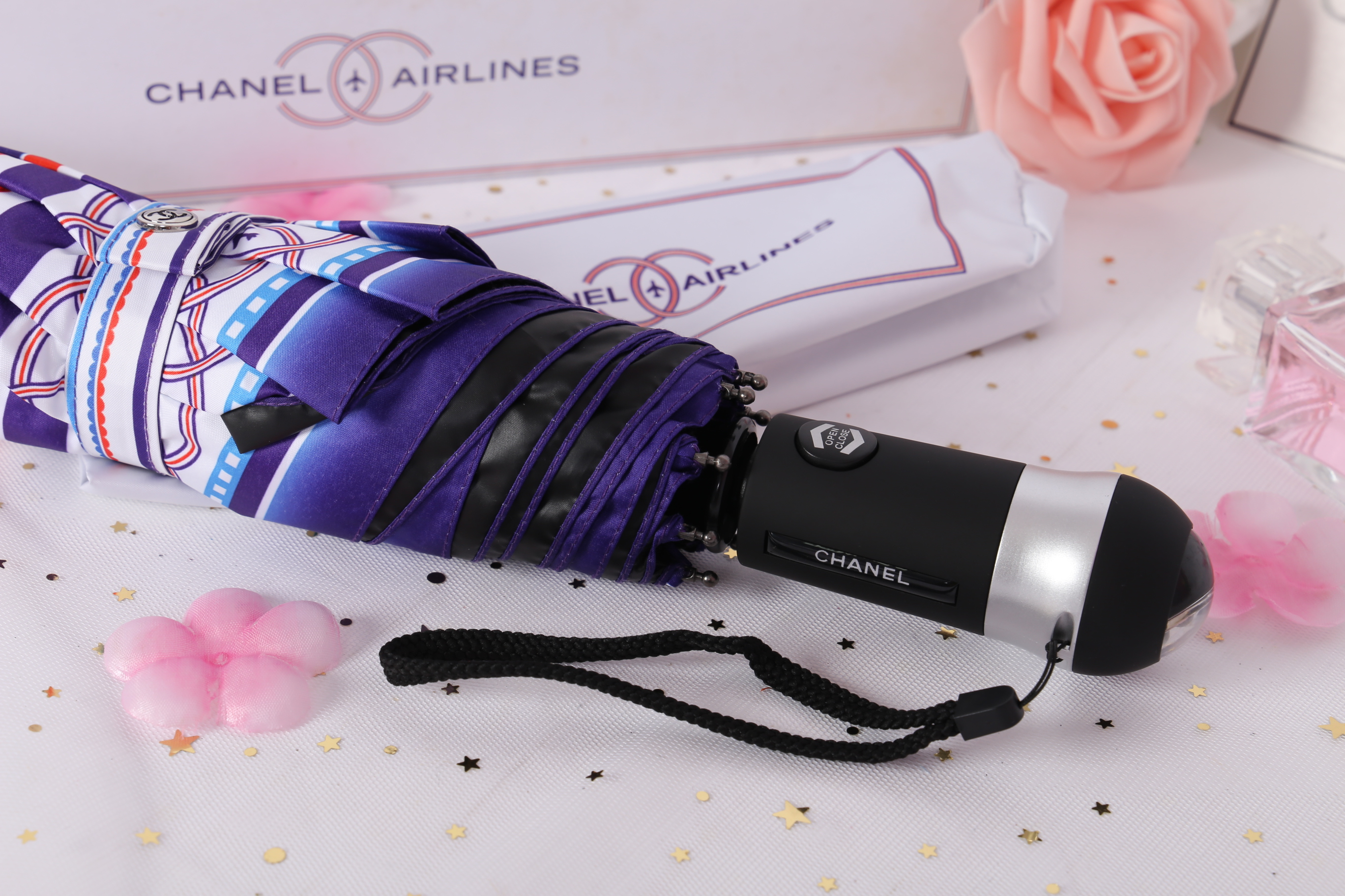 Chanel VIP Umbrella Set - Rare & Limited Chanel Airlines Edition - box & sleeve Vip Gift Chanel ของแท้ 100% ด้ามจับและกระดุมมีแบรนด์ชาแนลทุกจุด ตรงปลายด้ามจับเป็น Handy LED Light to Handle ไฟเปิด-ปิด และเปลี่ยนสีได้อัตโนมัติ ใช้ส่องเวลาเดินตอนกลางคืน ใช้ถ