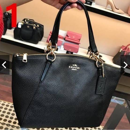 COACH F36675 SMALL KELSEY SATCHEL กระเป๋าถือ/สะพายข้าง ทรงพัดรุ่นคลาสสิค ขายดีทุกรอบ ด้วยรูปทรงที่สวย ใช้งานง่าน มีหูจับในตัว และสายครอสมาให้ วัสดุหนัง pepble สัมผัสดี (หนังจะมีรอยกดทับบ้าง ใช้งานเรื่อยๆหนังจะฟูขึ้นปกติ) เปิด-ปิดด้วยซิป รูดใช้งานง่าย ภายใ