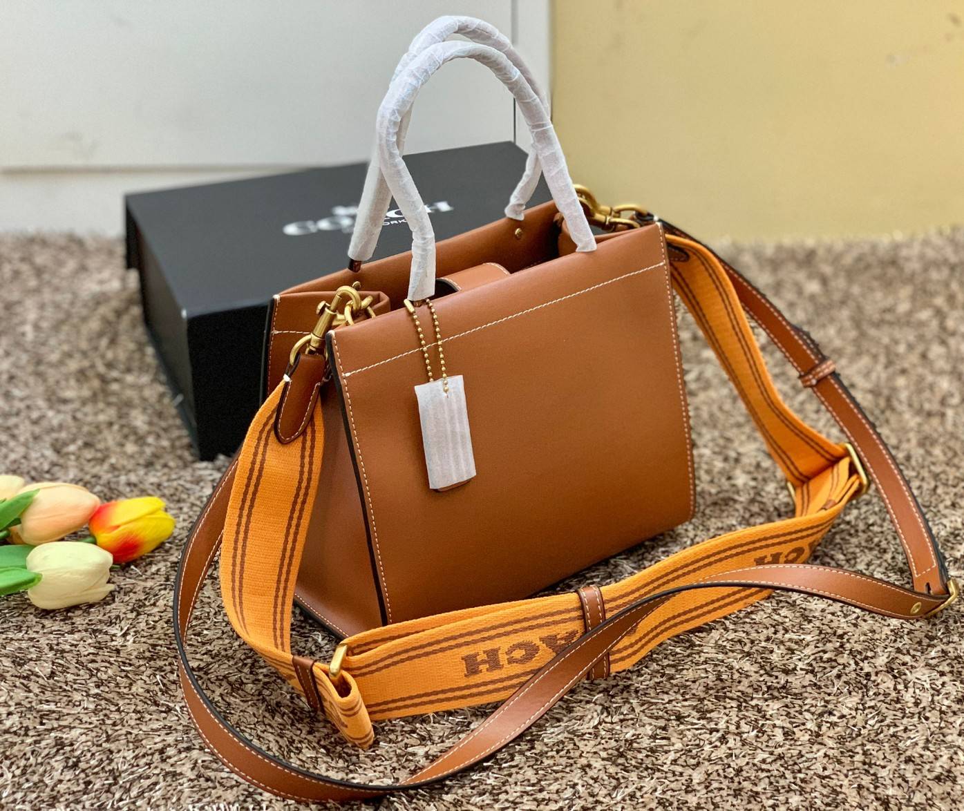 สินค้าออกใหม่ยังไม่ช้อปเข้าไทยจ้าา พร้อมส่งที่นี่ที่เดียว แค่สายสะพายก็คุ้มแล้วจ้าา! COACH CASHIN CARRY TOTE ((C8544)) พร้อมส่งที่ไทย สวยก่อนใครรับสงกรานต์นี้ค่าา! กระเป๋าทรงTote หนังแท้เรียบ นิ่มสวยงามค่ะ