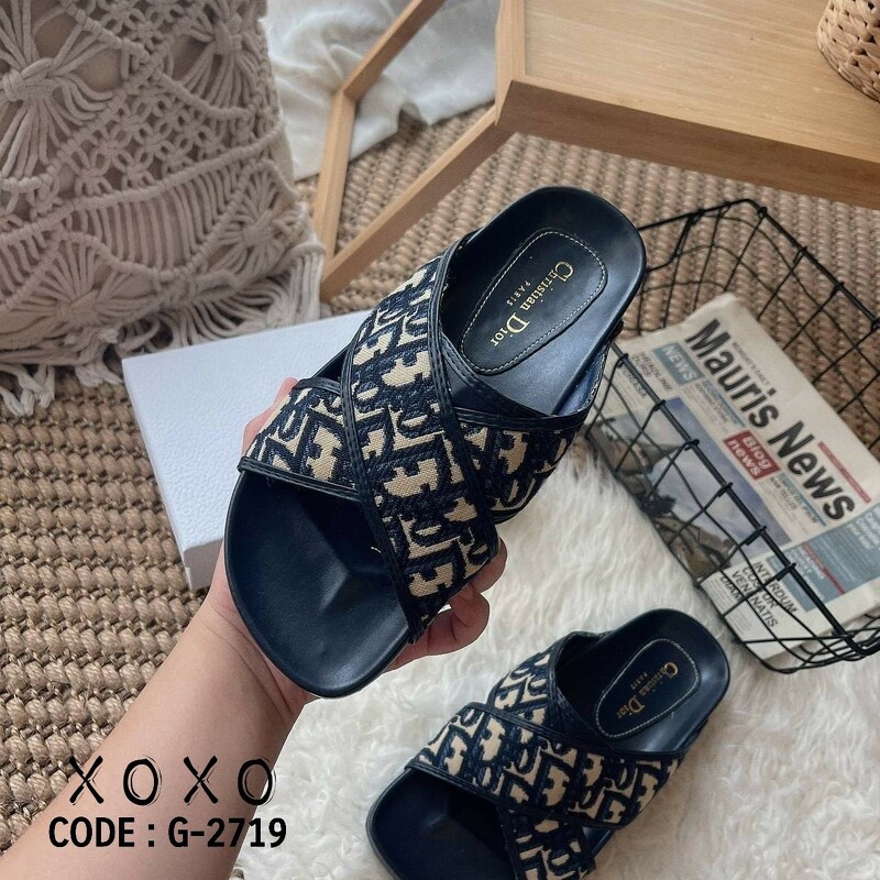 Christian dior Sandel แตะสวม ใส่สบาย งานผ้าตีแบรนด์ ผ้านุ่ม แต่งไค้วครอสเอ็กซ์ เรียบ หรู พื้นบุ๋มใส่แล้วกระชับ ห่อเท้ามากขึ้น แมทส์ชุดง่าย น้ำหนักเบา