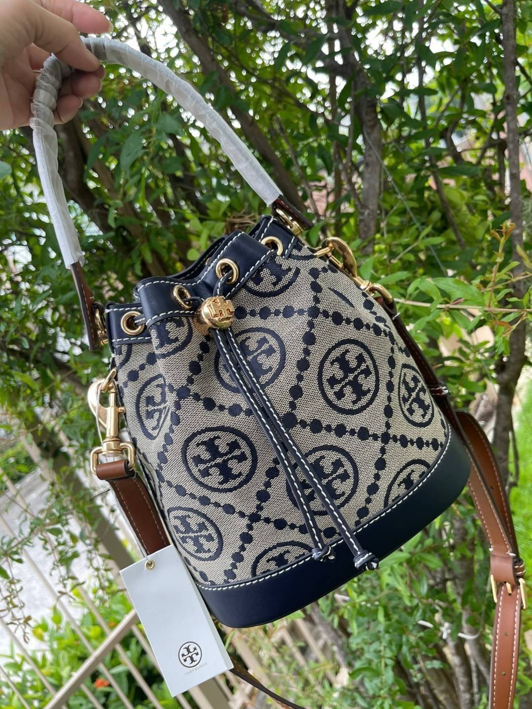 Medium Tory Burch T Monogram jacquard bucket bag เปิดตัวกระเป๋า T MONOGRAM รุ่นใหม่ล่าสุดจาก TORY BURCH ครั้งแรกกับโมโนแกรม ที่ได้รับแรงบันดาลใจมาจากโลโก้สุดคลาสสิก