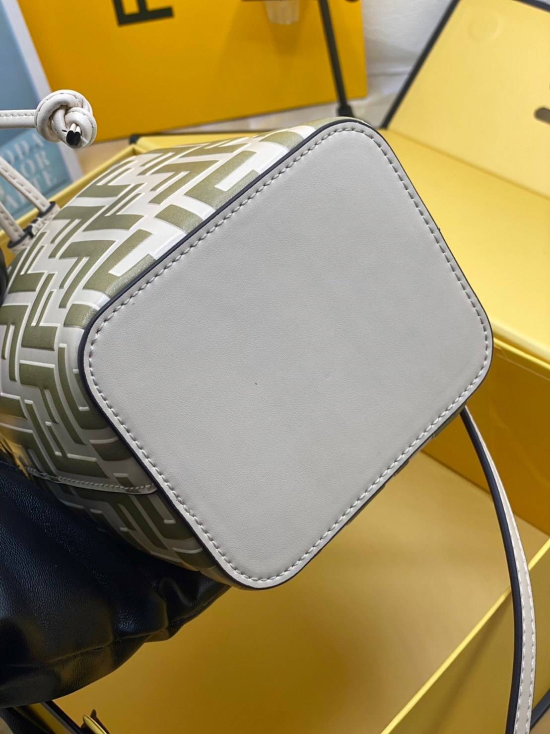 หนังแท้ 】Ori Fendi MonTresor mini Bucket Bag กระเป๋าถือหรือสะพายข้าง วัสดุหนังแท้ทรงขนมจีบ ลายแบรนด์ อะไหล่ทองหรูหรา จุของได้เยอะ น้ำหนักเบา ตั้งอยู่ทรง ด้านในโล่ง มี2สาย สายสั้น+ยาว ถอดสายได้ Crossbody ได้ สายยาวปรับระดับได้ คุ้มสุดๆ ใบนี้ไม่ควรพลาดค่ะ ด