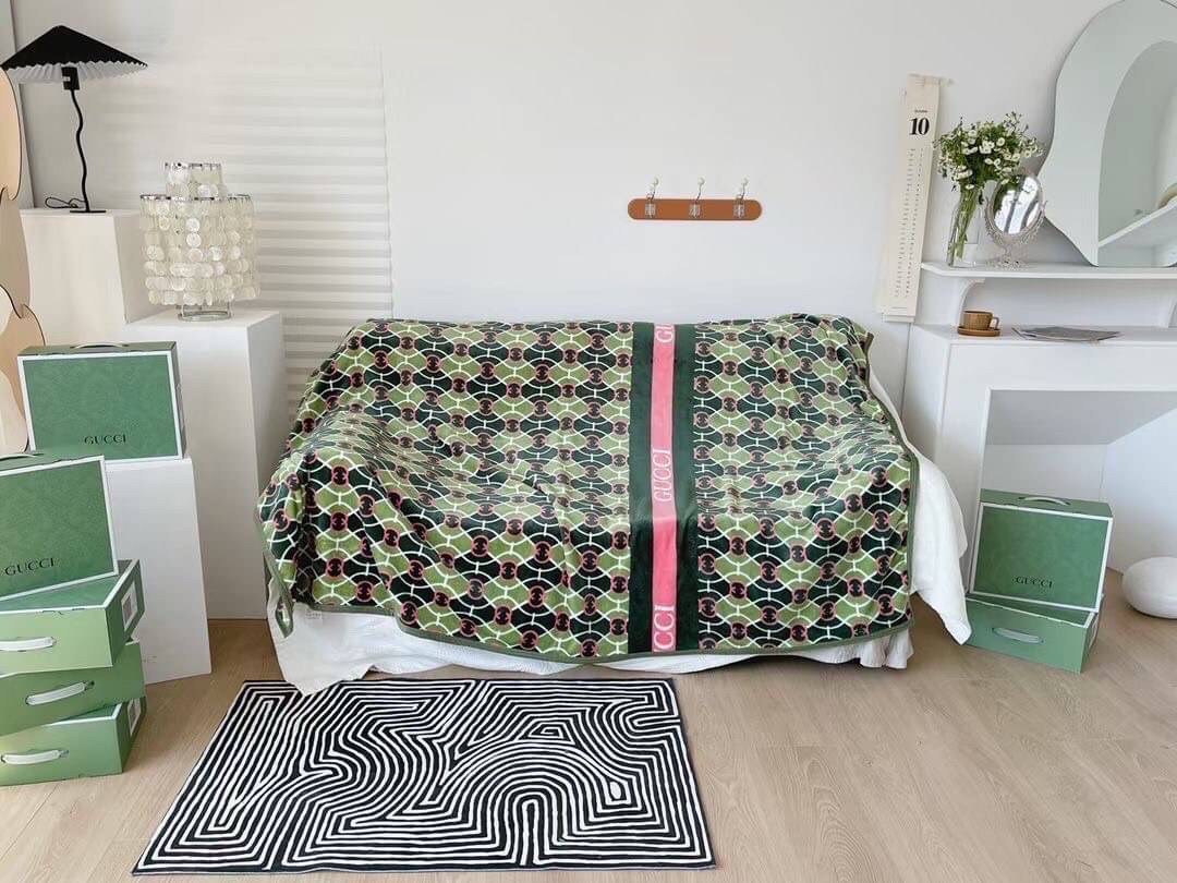 VIP GIFT 】Best Gift! พร้อมกล่อง GUCCI Blanket ไอเท็มแนะนำ ผ้าห่มนุ่มนิ่ม ขนปุยๆๆ สบายผิวมาก เนื้อผ้านิ่มฟูนุ่มใช้ได้ทุกโอกาส ขนาดกำลังดี พกพาสะดวก สามารถพกไว้ใช้ในรถ ใช้ในออฟฟิศได้ จะซื้อใช้เองหรือมอบเป็นของขวัญก็ดูดีพร้อมส่งที่ไทย ราคาสุดคุ้มไม่ต้องรอพรี